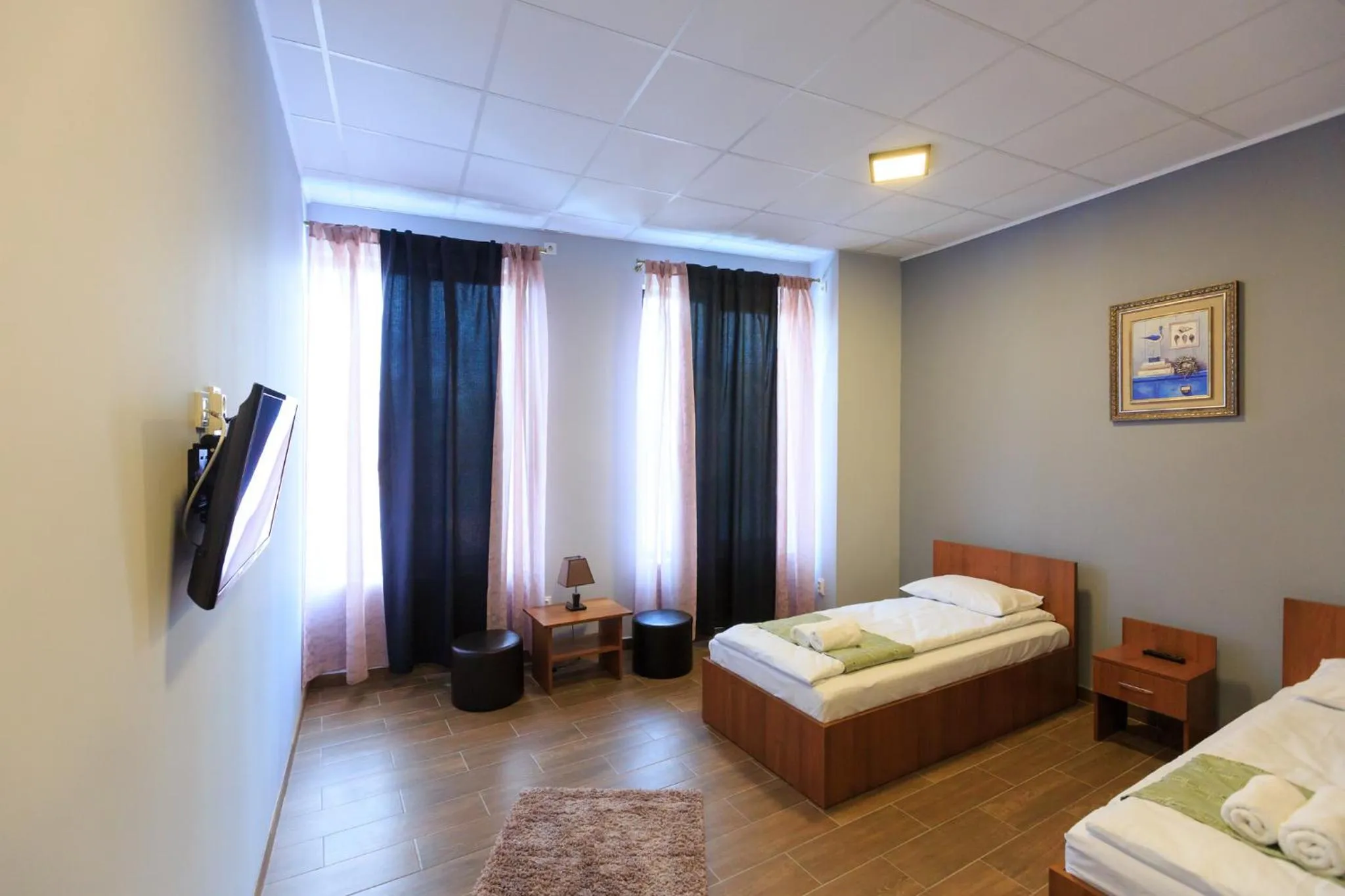 Photo of the whole room, Bed in Corner Center Rental