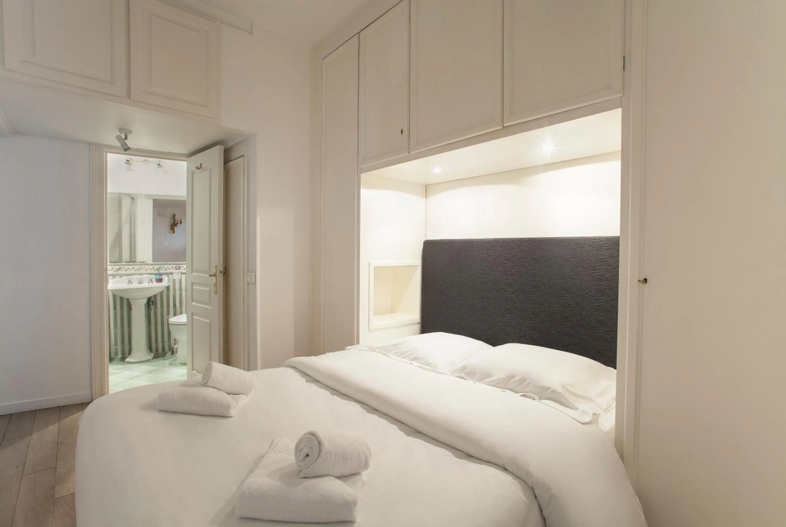 Bedroom, Bed in Mithouard Apartments