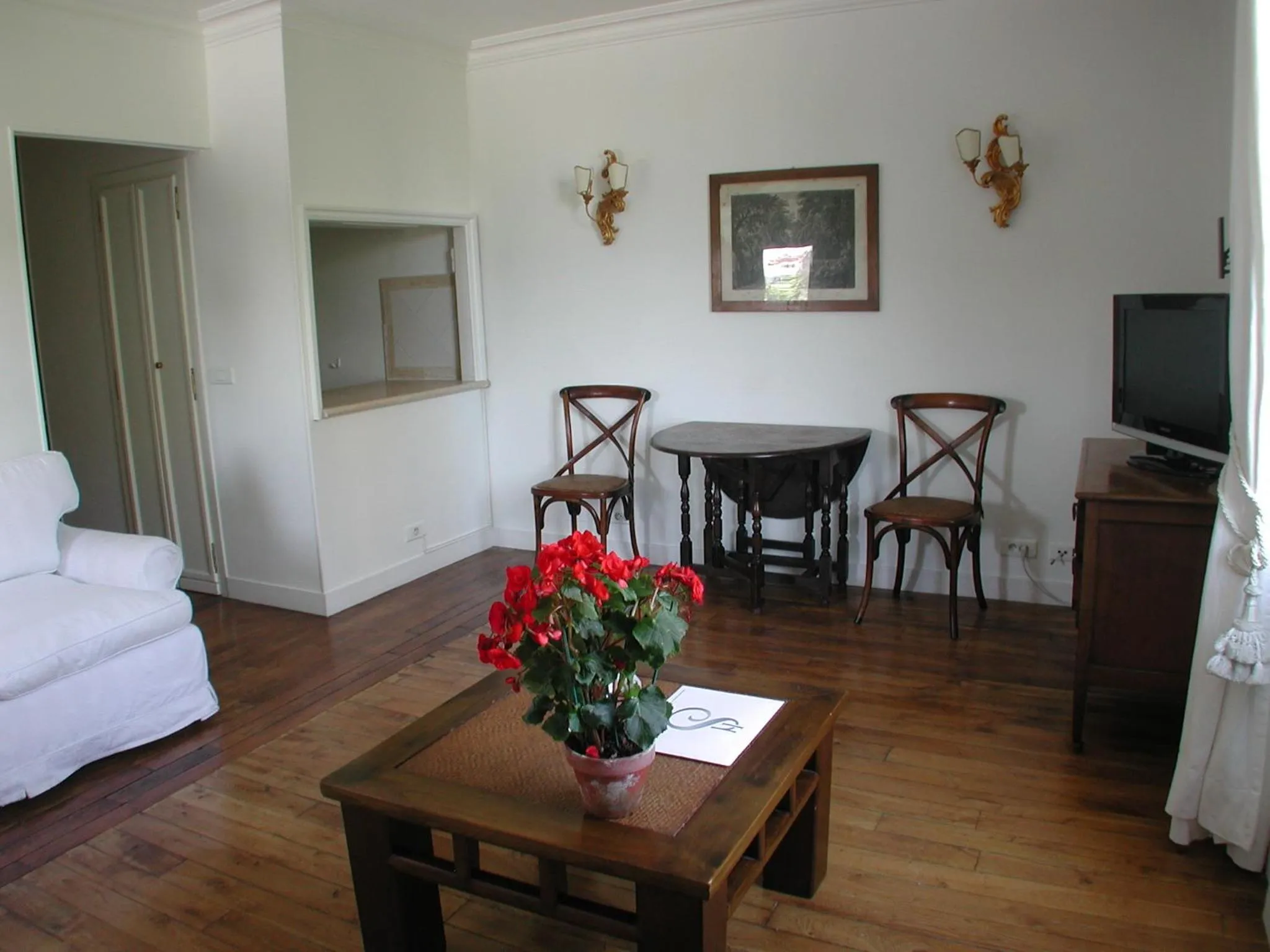 Living room, Bed in Mithouard Apartments