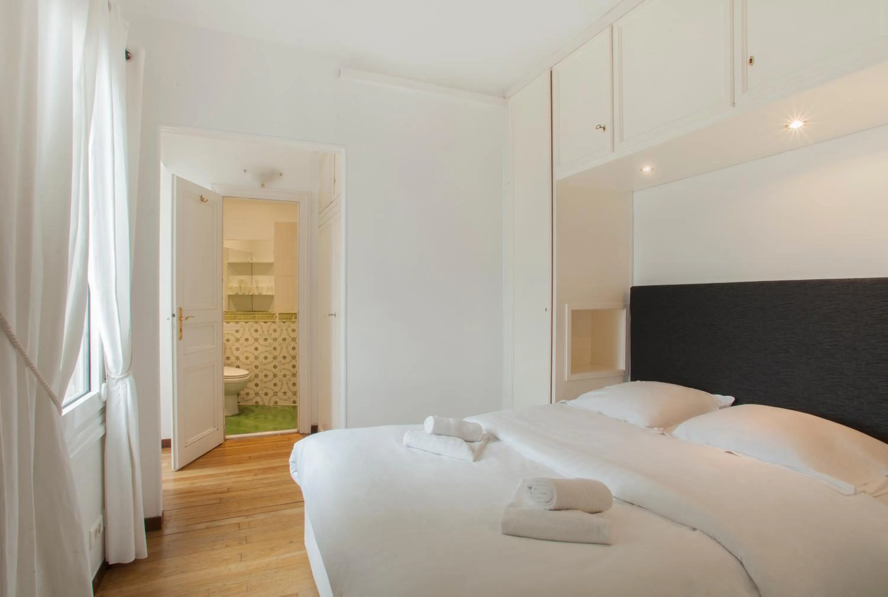 Bed in Mithouard Apartments