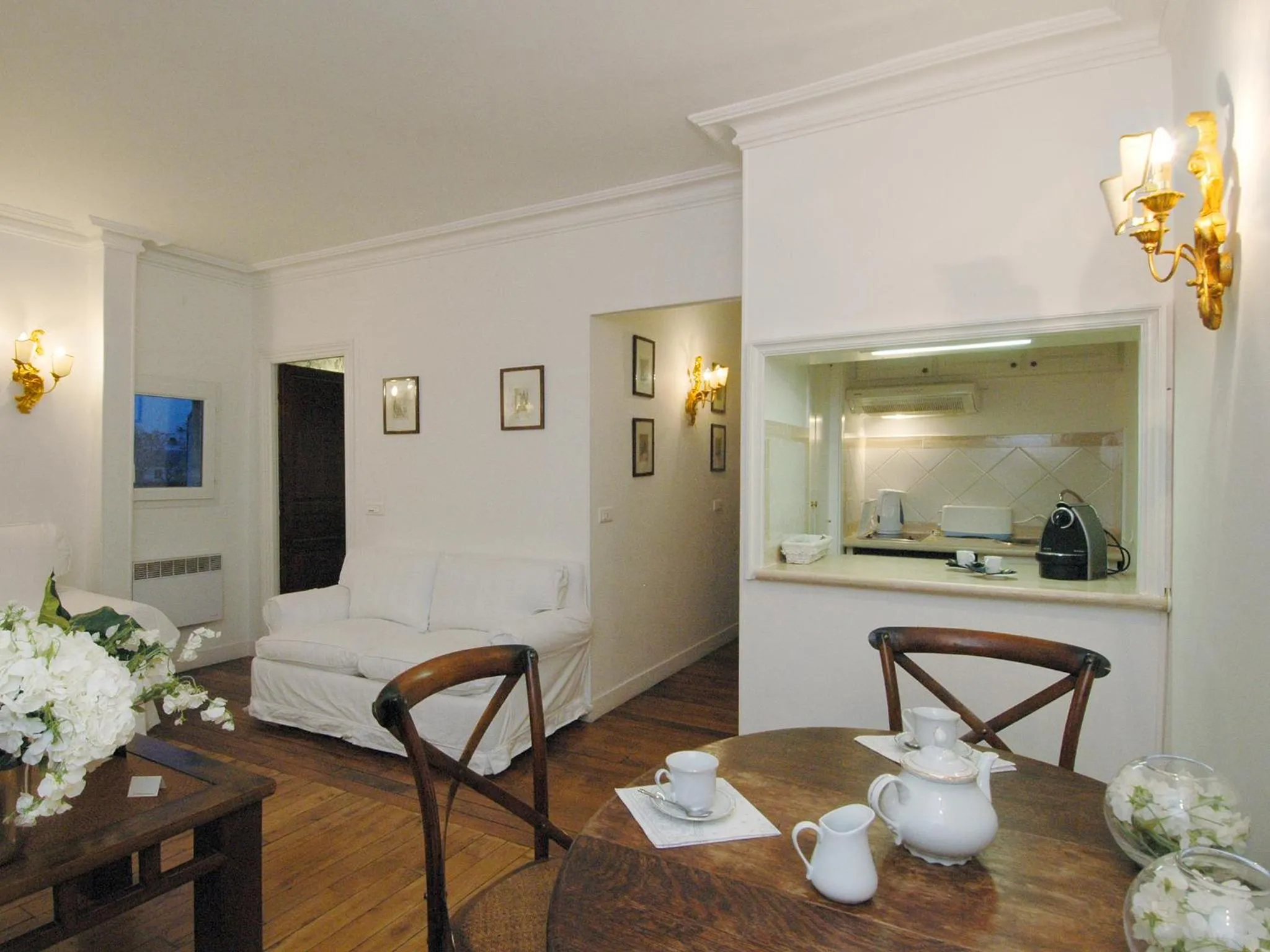 Dining area in Mithouard Apartments