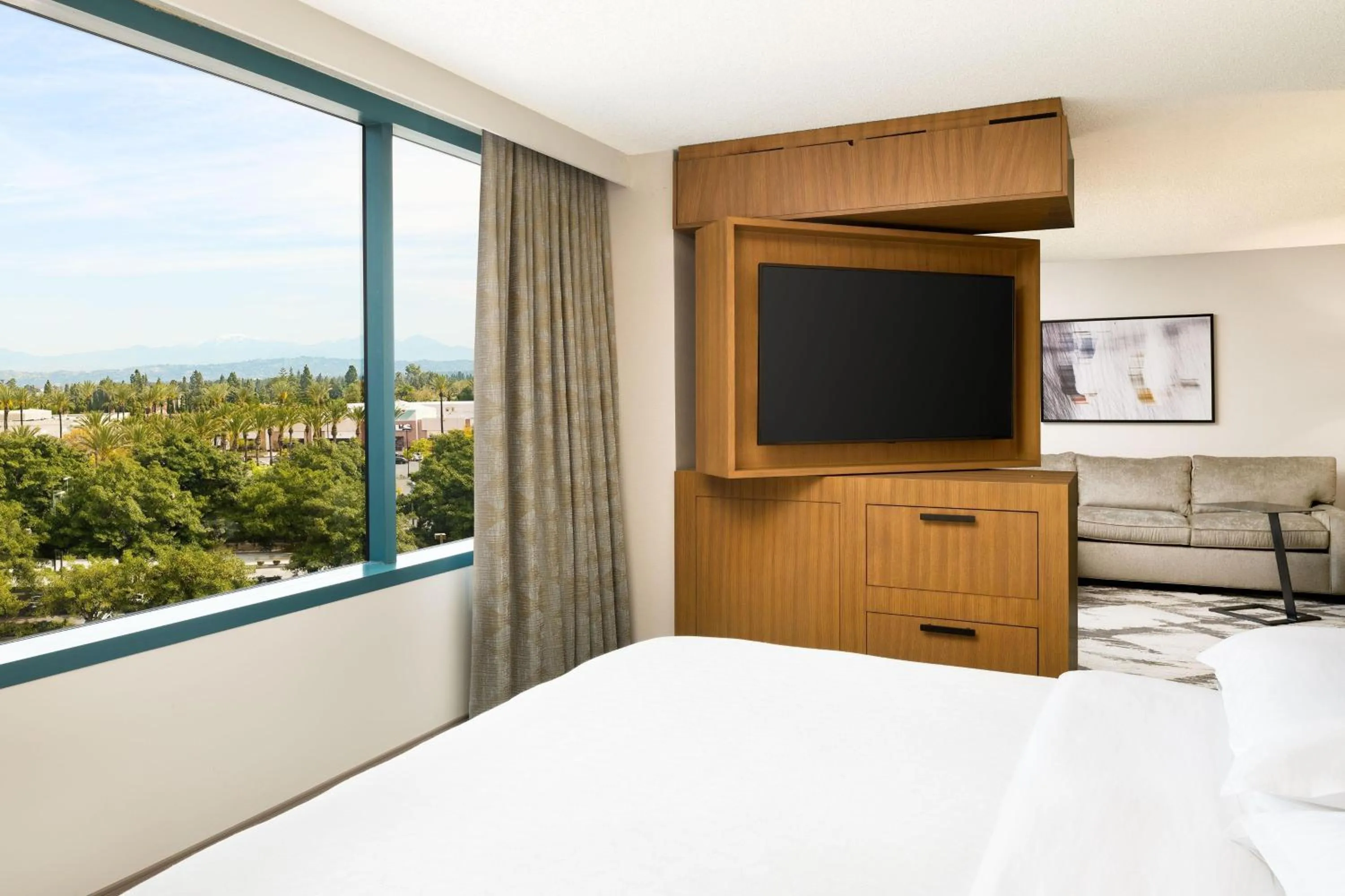 Photo of the whole room, Bed in Sheraton Cerritos