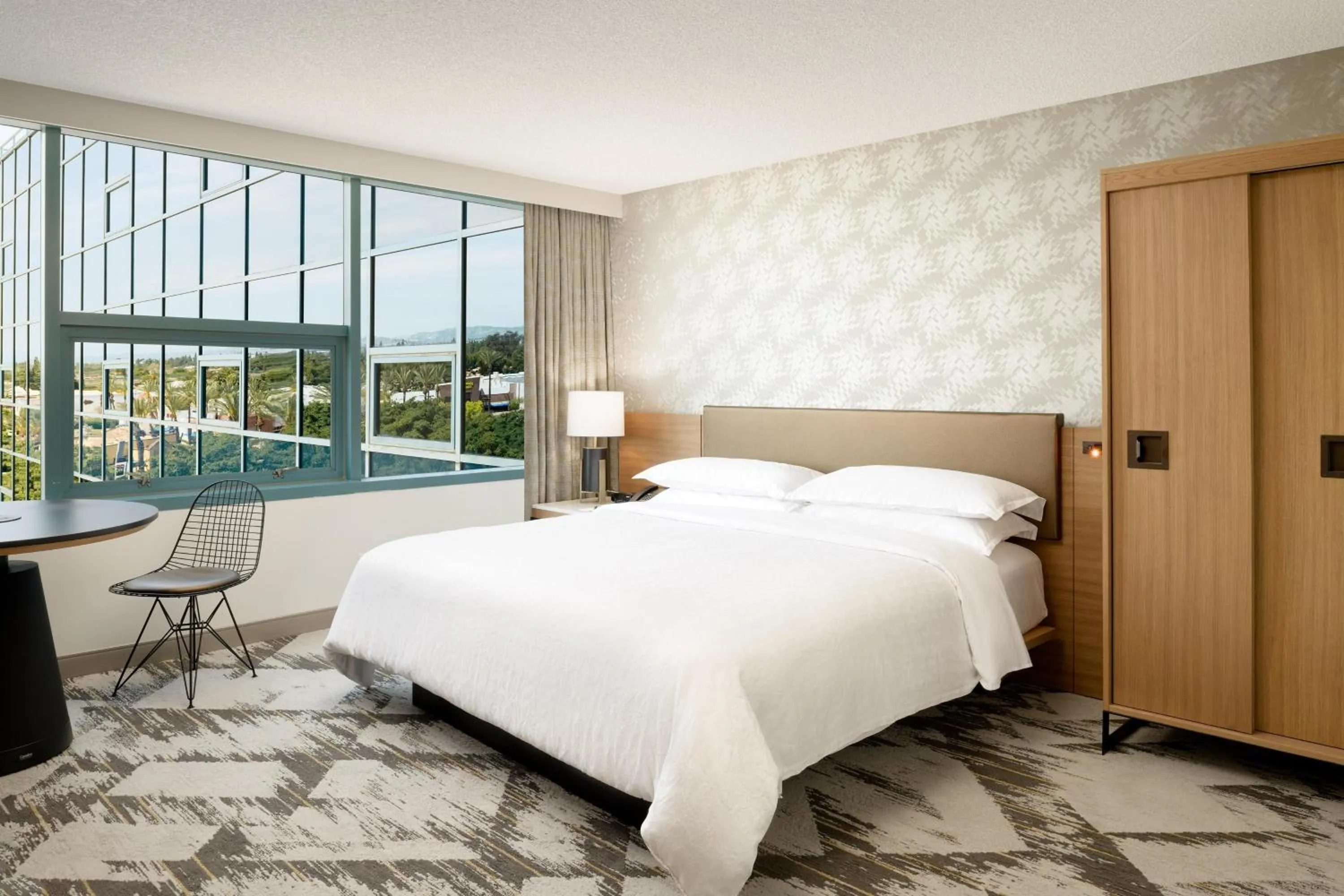 Photo of the whole room, Bed in Sheraton Cerritos