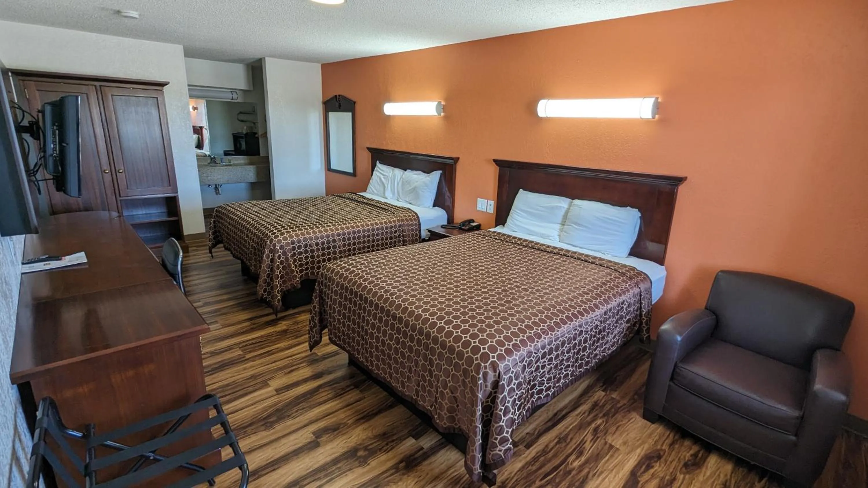 Photo of the whole room, Bed in Hillcrest Inn & Suites Ozona