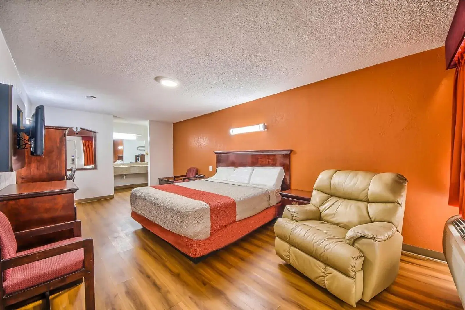 Deluxe King Room in Hillcrest Inn & Suites Ozona Deluxe King Room in Hillcrest Inn & Suites Ozona