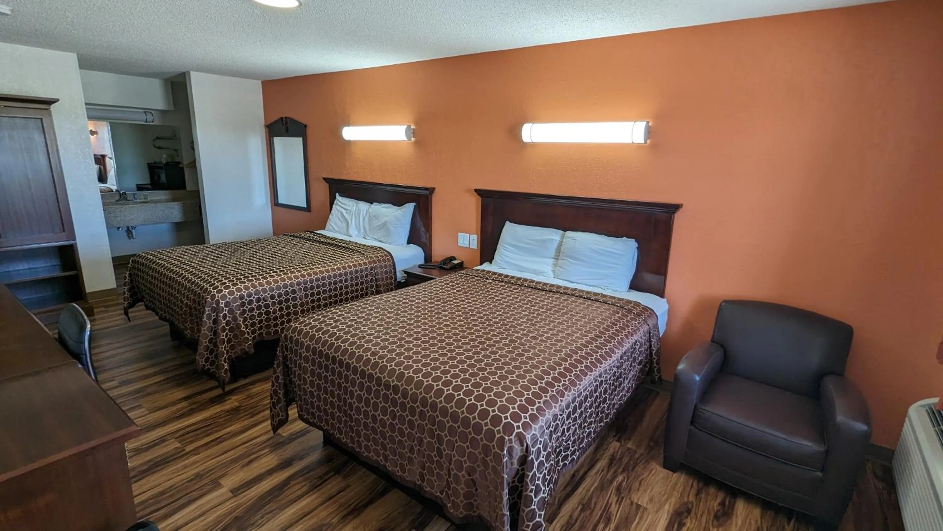 Bed in Hillcrest Inn & Suites Ozona