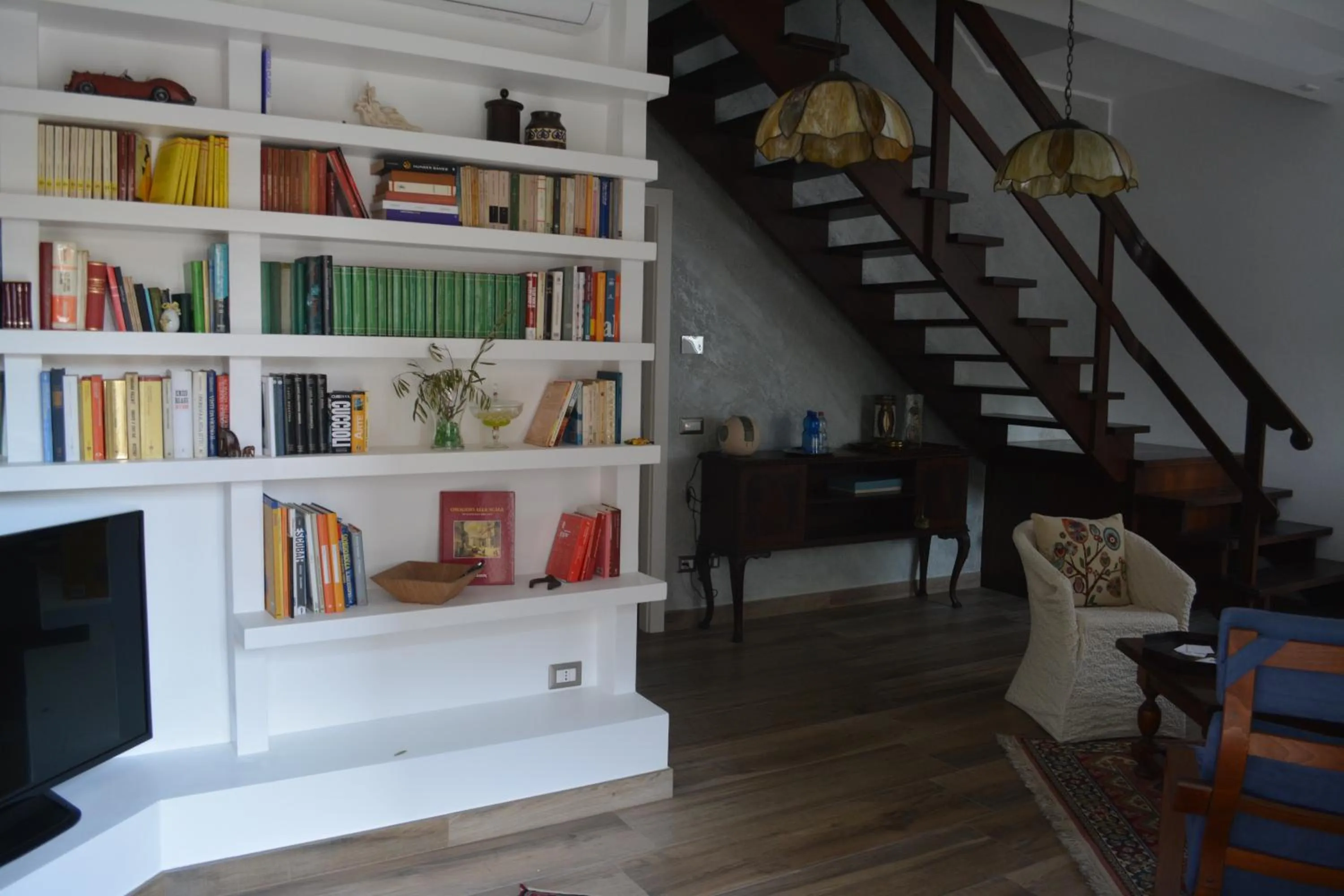 Library in La Scala Rho B&B