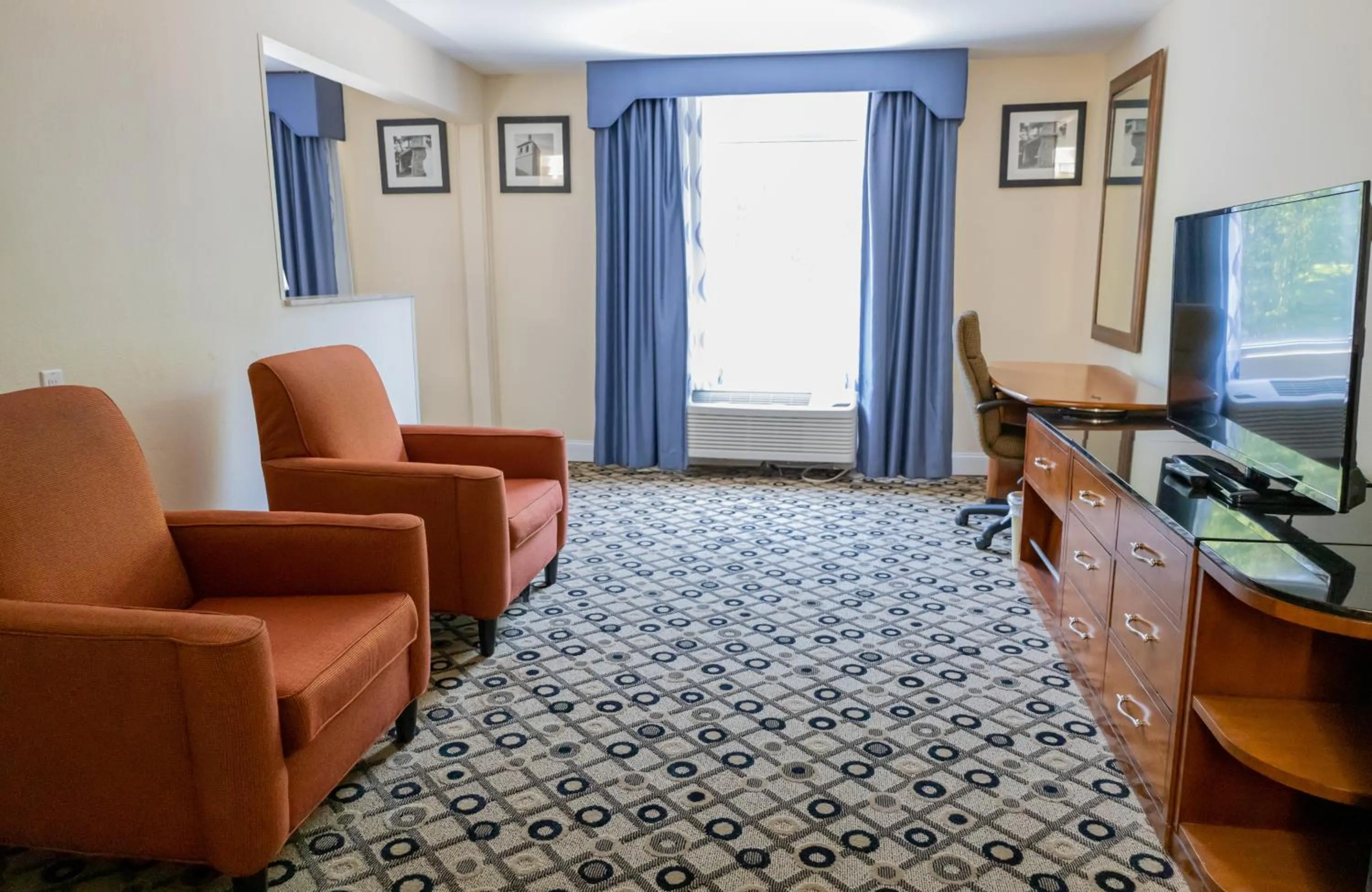 Living room in Baymont by Wyndham College Park Atlanta Airport South