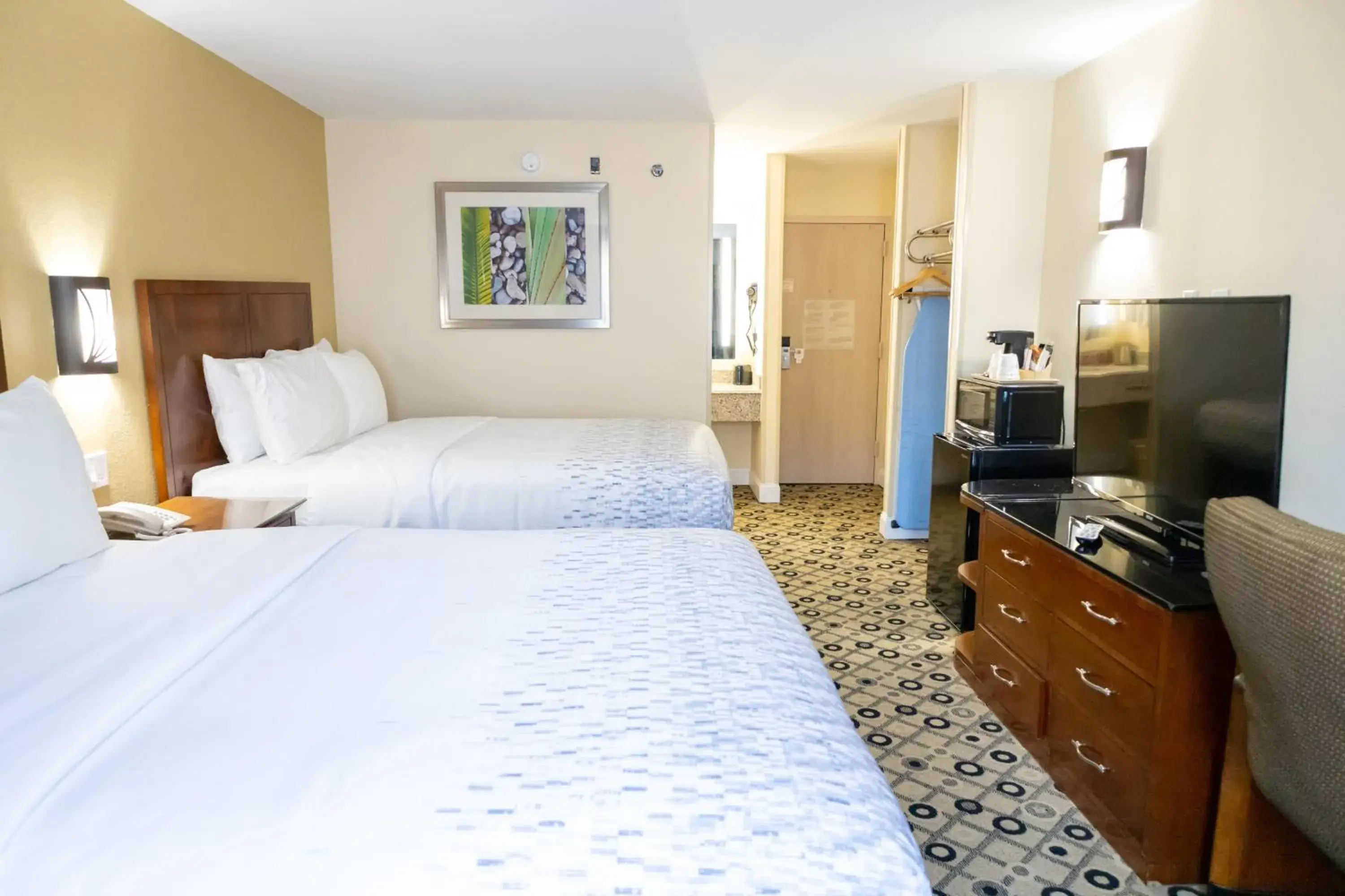 Photo of the whole room, Bed in Baymont by Wyndham College Park Atlanta Airport South