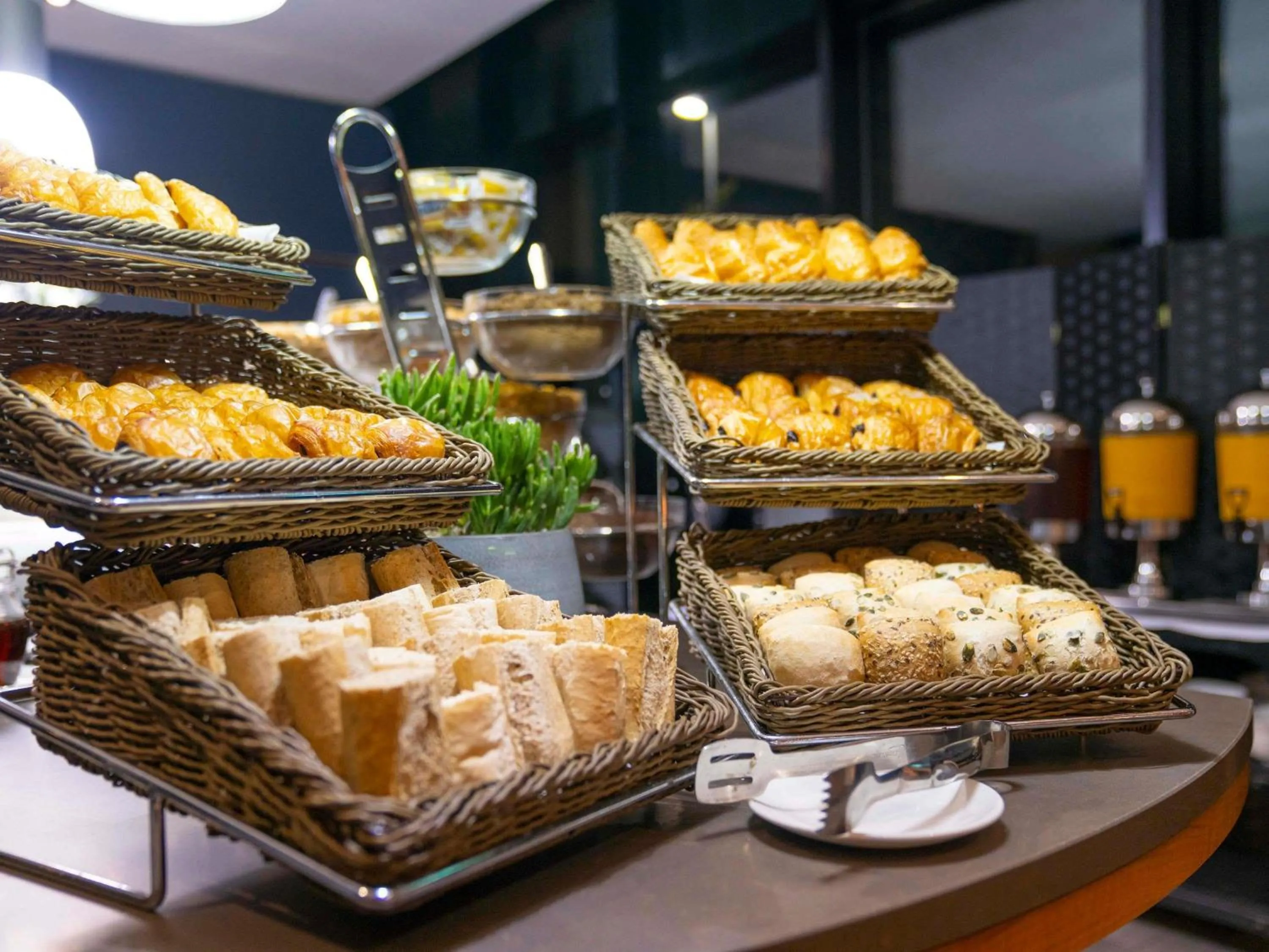 Restaurant/places to eat in Novotel Edinburgh Park