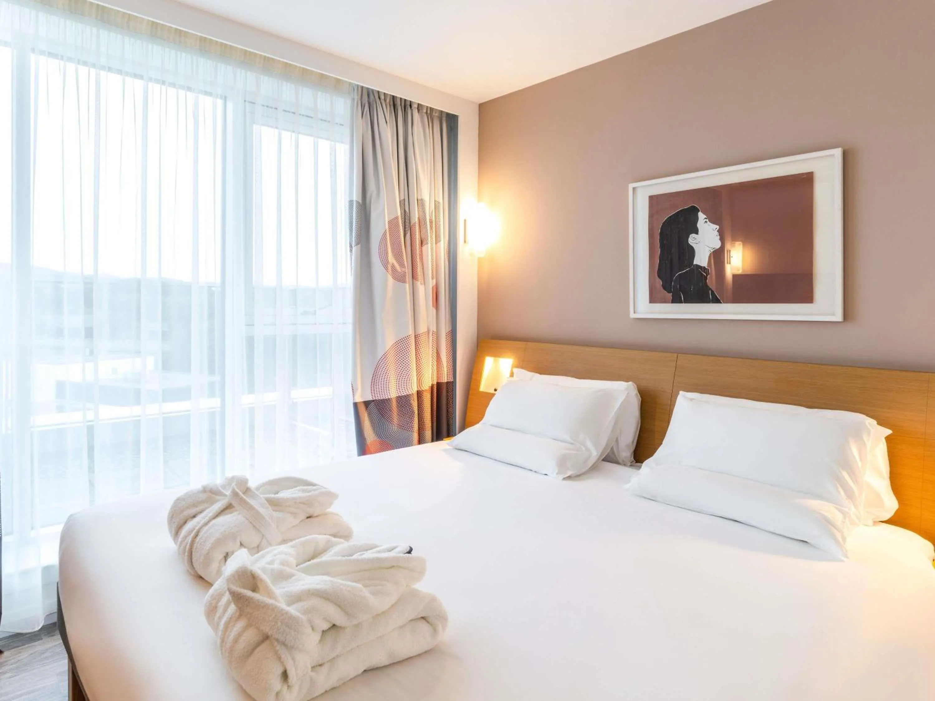 Bedroom, Bed in Novotel Edinburgh Park