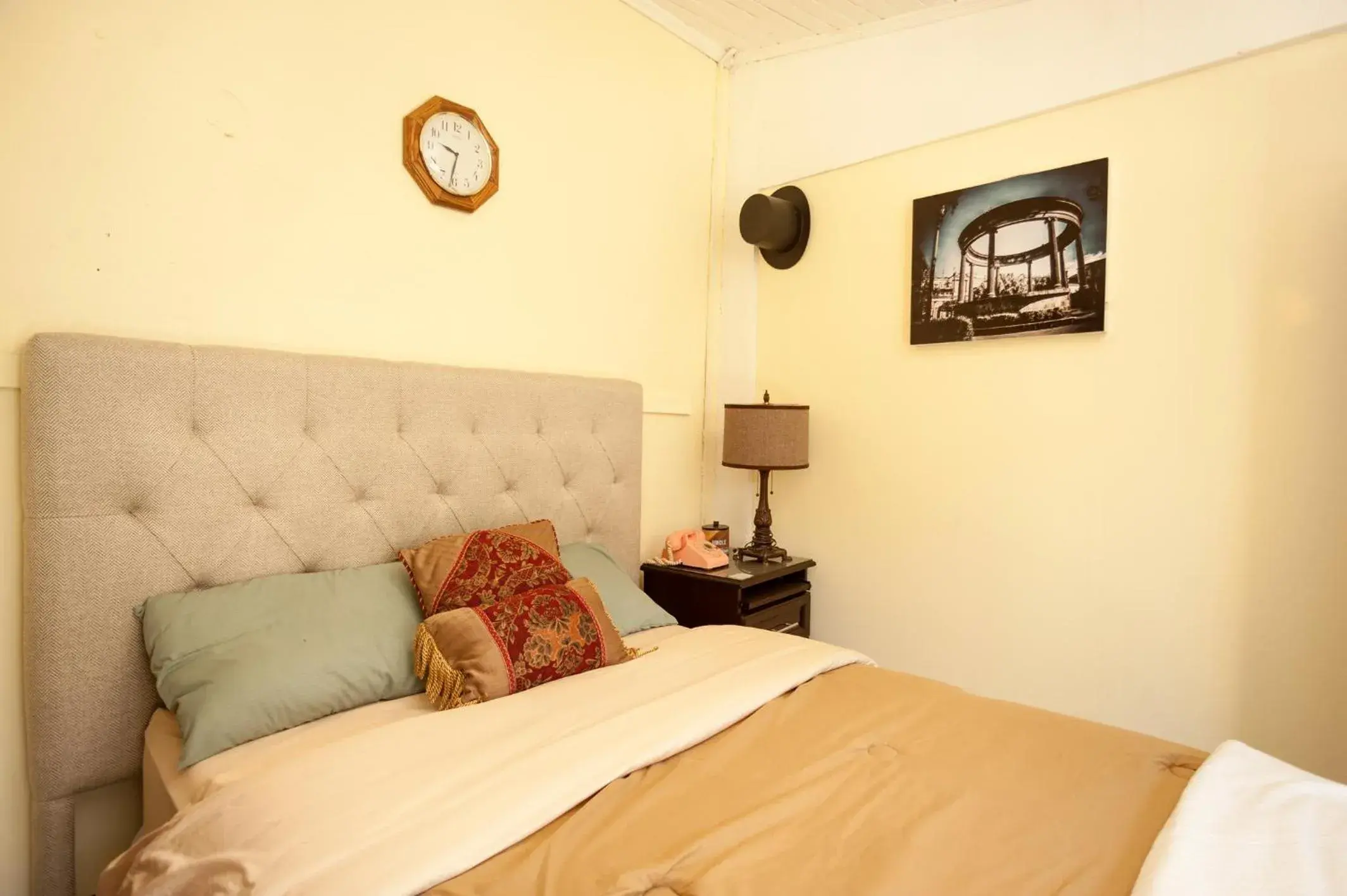 Budget Double Room - single occupancy in Hotel Vintage "Casa las Flores" Budget Double Room - single occupancy in Hotel Vintage "Casa las Flores"
