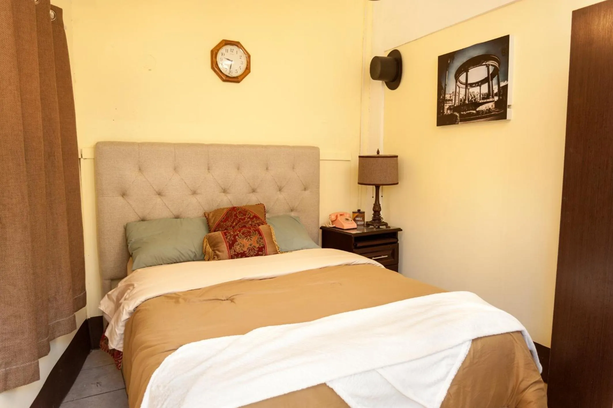 Budget Double Room - single occupancy in Hotel Vintage "Casa las Flores"