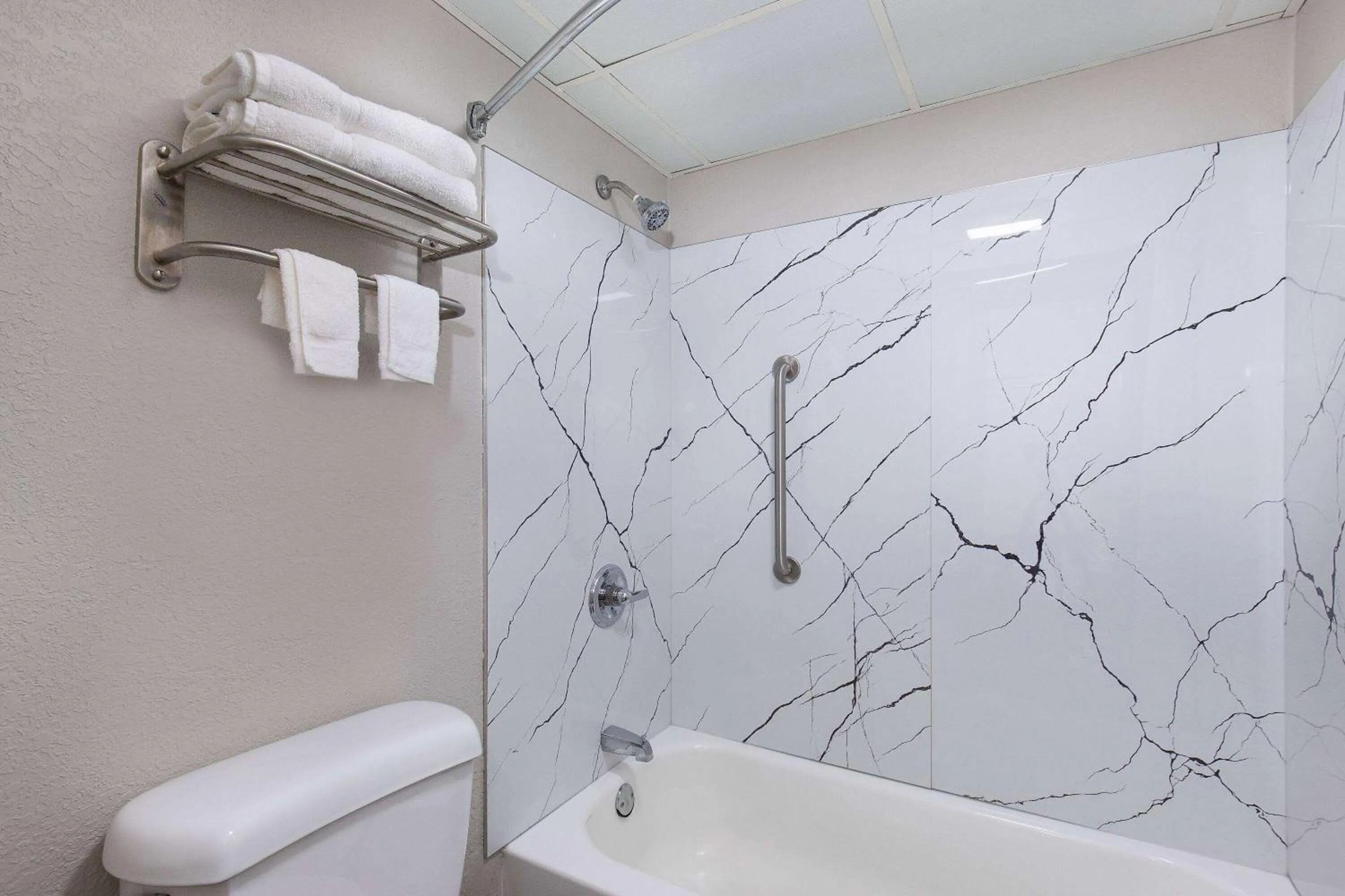 TV and multimedia in Days Inn by Wyndham Holladay