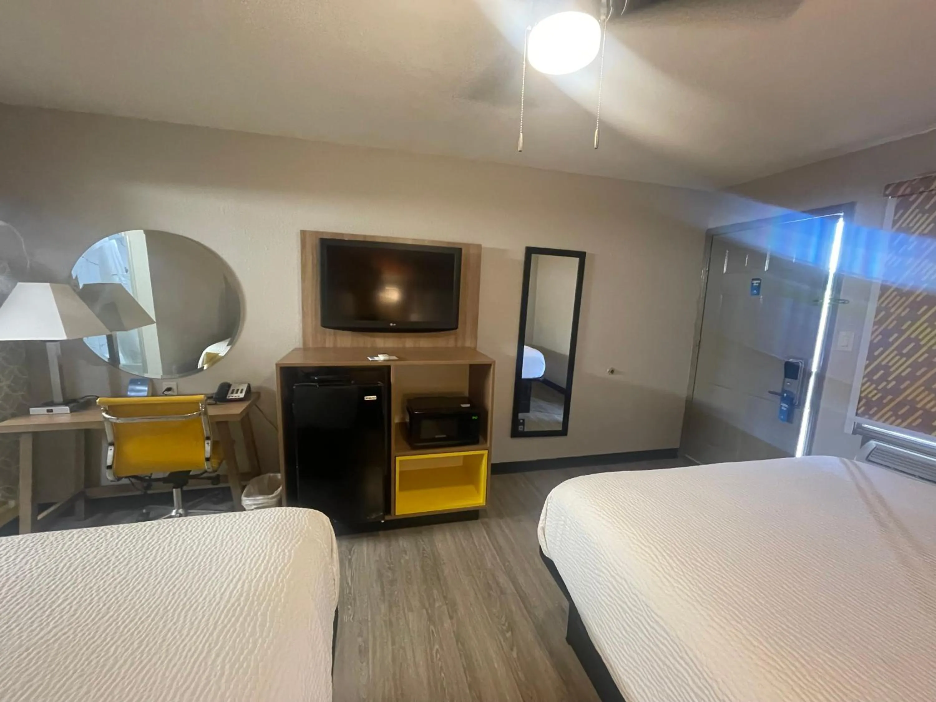 TV and multimedia, Bed in Days Inn by Wyndham Holladay