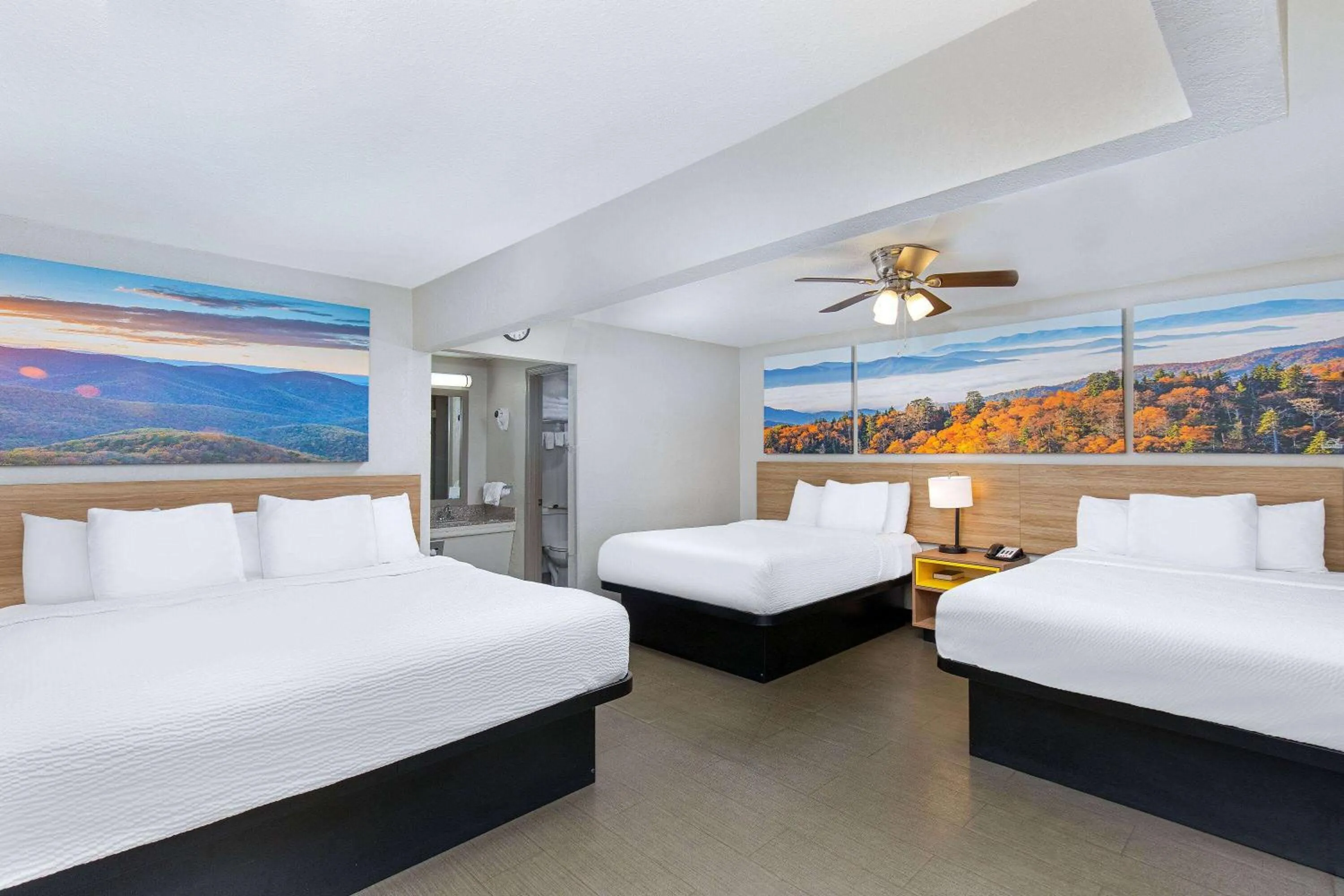 Photo of the whole room, Bed in Days Inn by Wyndham Holladay