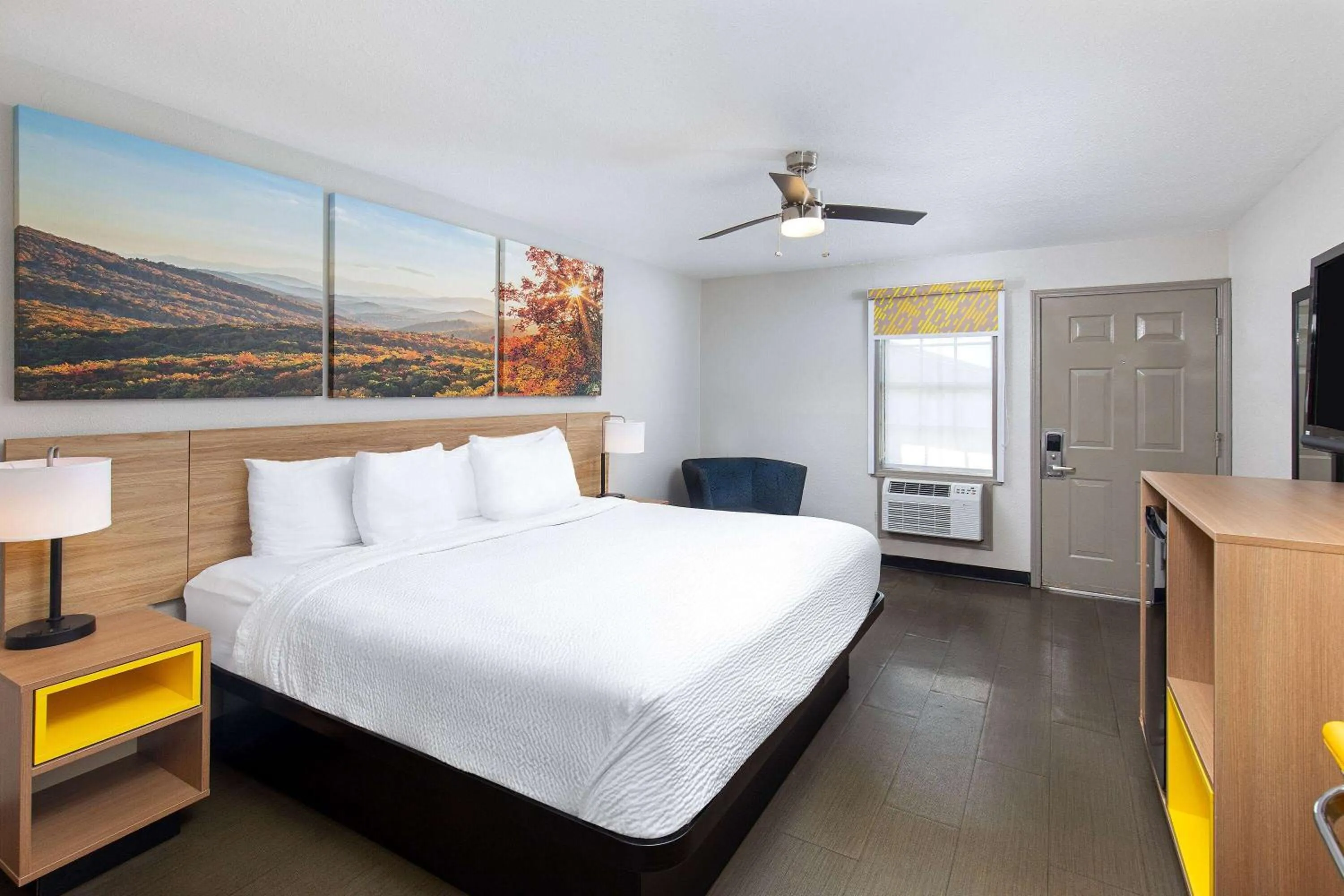 Photo of the whole room, Bed in Days Inn by Wyndham Holladay