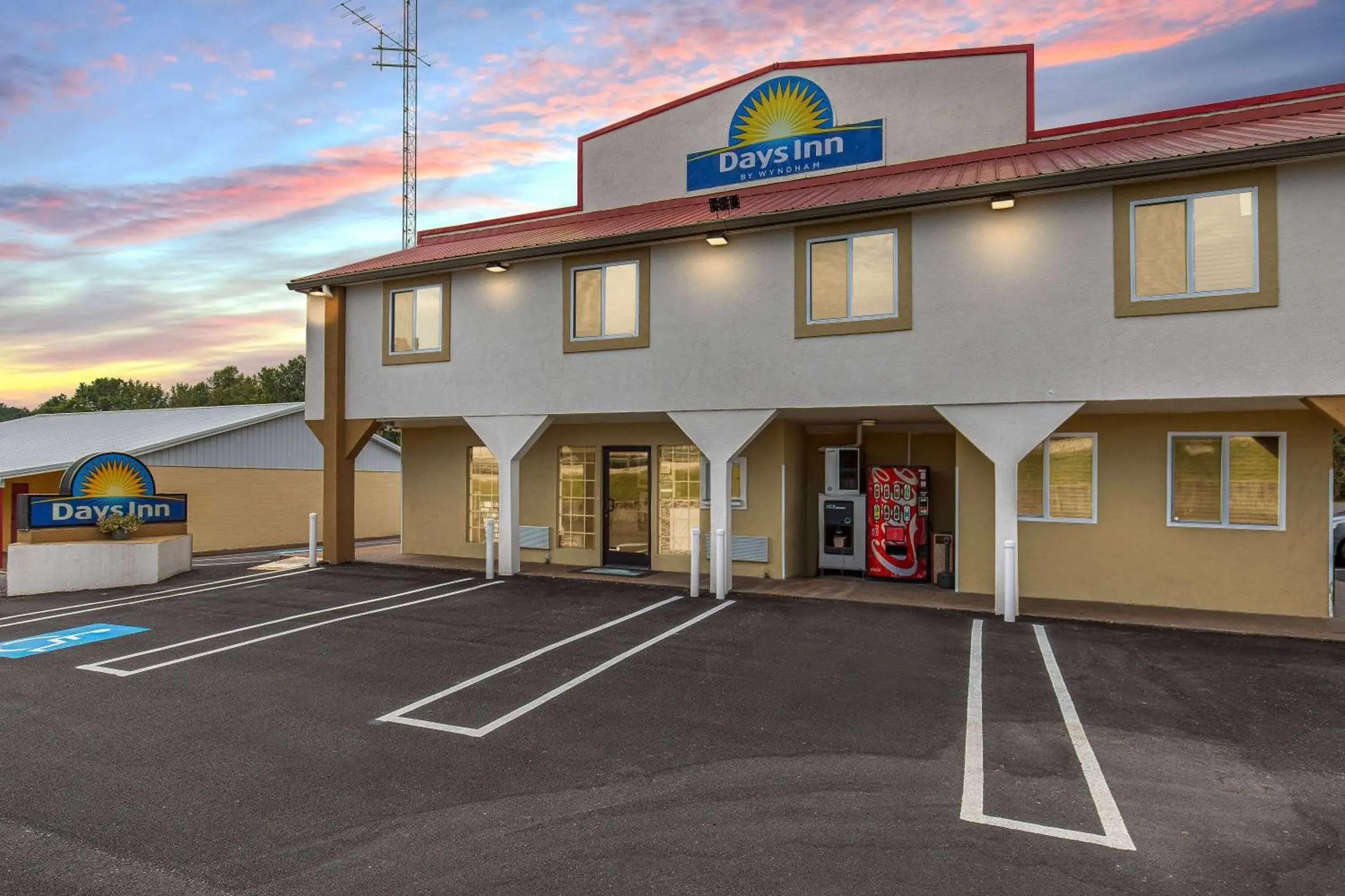 Property building in Days Inn by Wyndham Holladay Property building in Days Inn by Wyndham Holladay