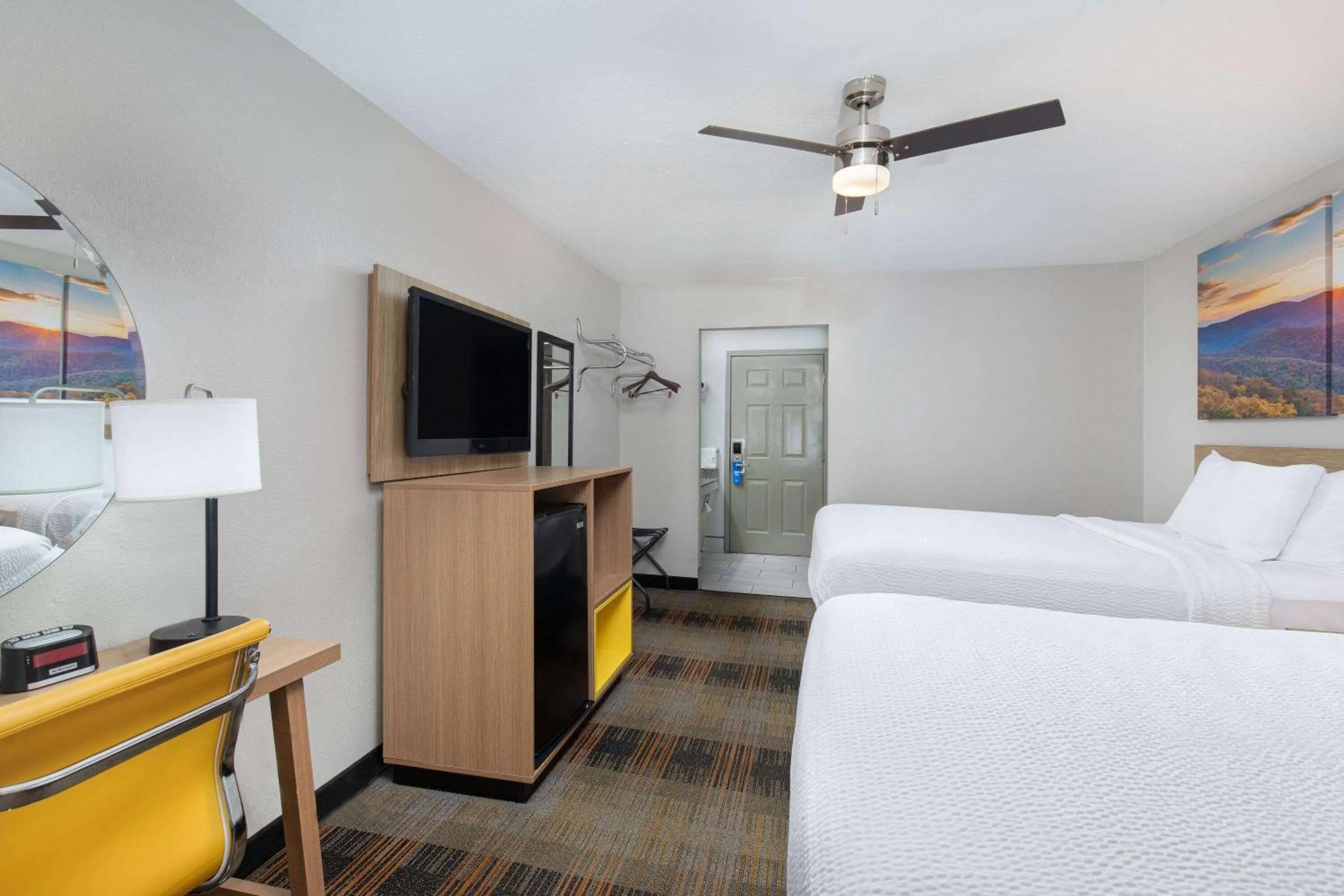 Photo of the whole room, Bed in Days Inn by Wyndham Holladay