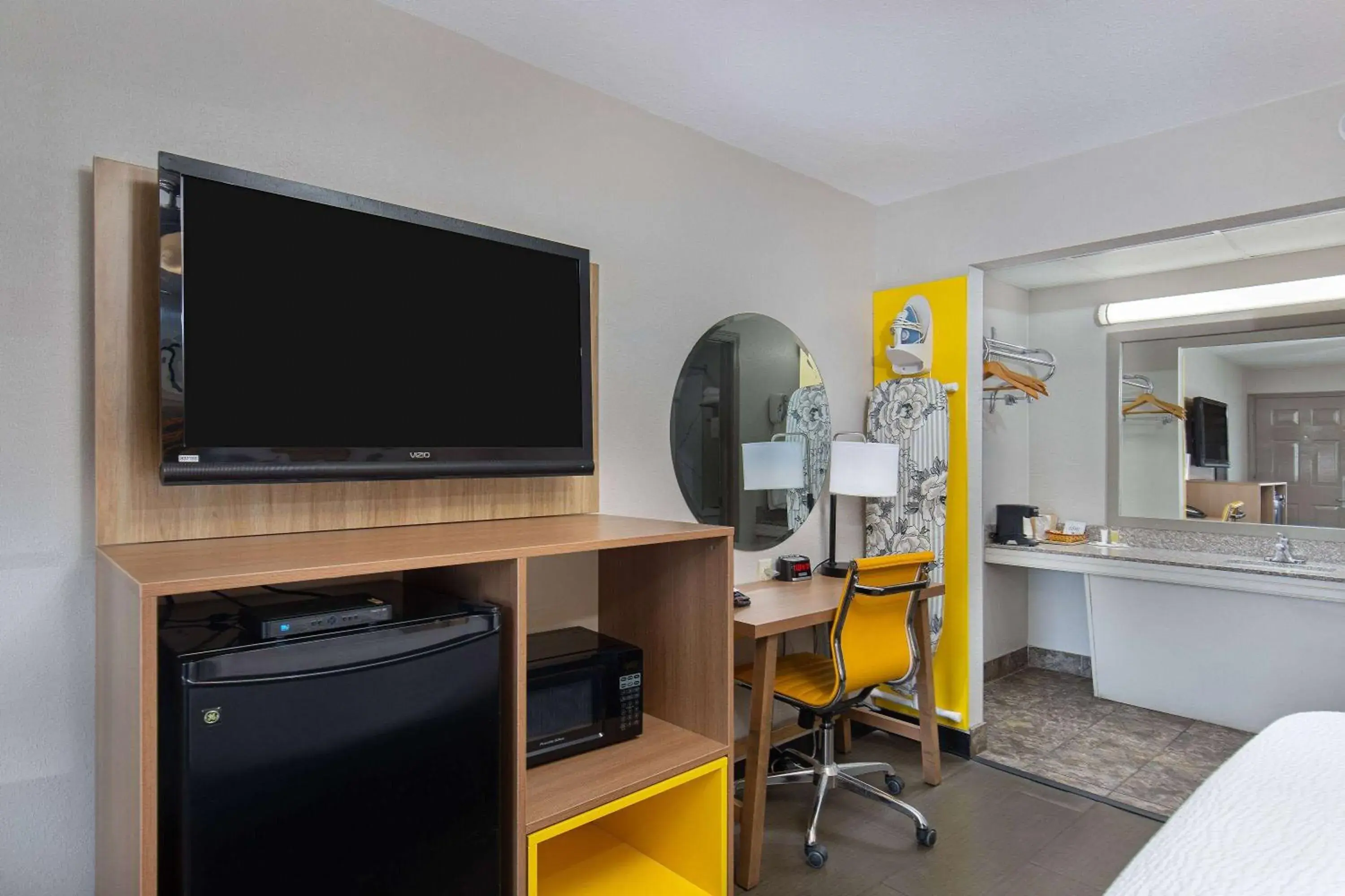 Photo of the whole room, Bed in Days Inn by Wyndham Holladay Photo of the whole room, Bed in Days Inn by Wyndham Holladay