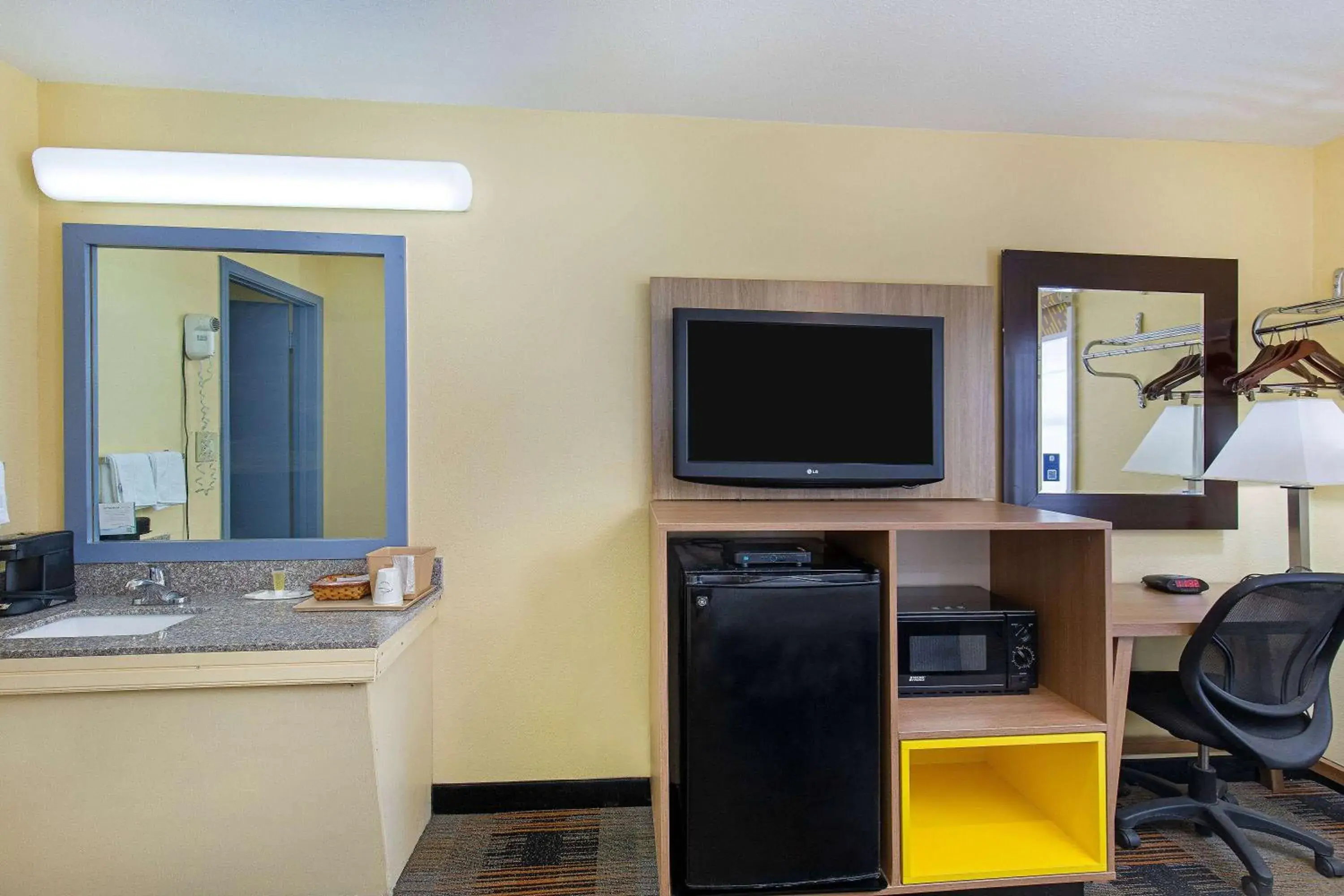 Photo of the whole room in Days Inn by Wyndham Holladay Photo of the whole room in Days Inn by Wyndham Holladay