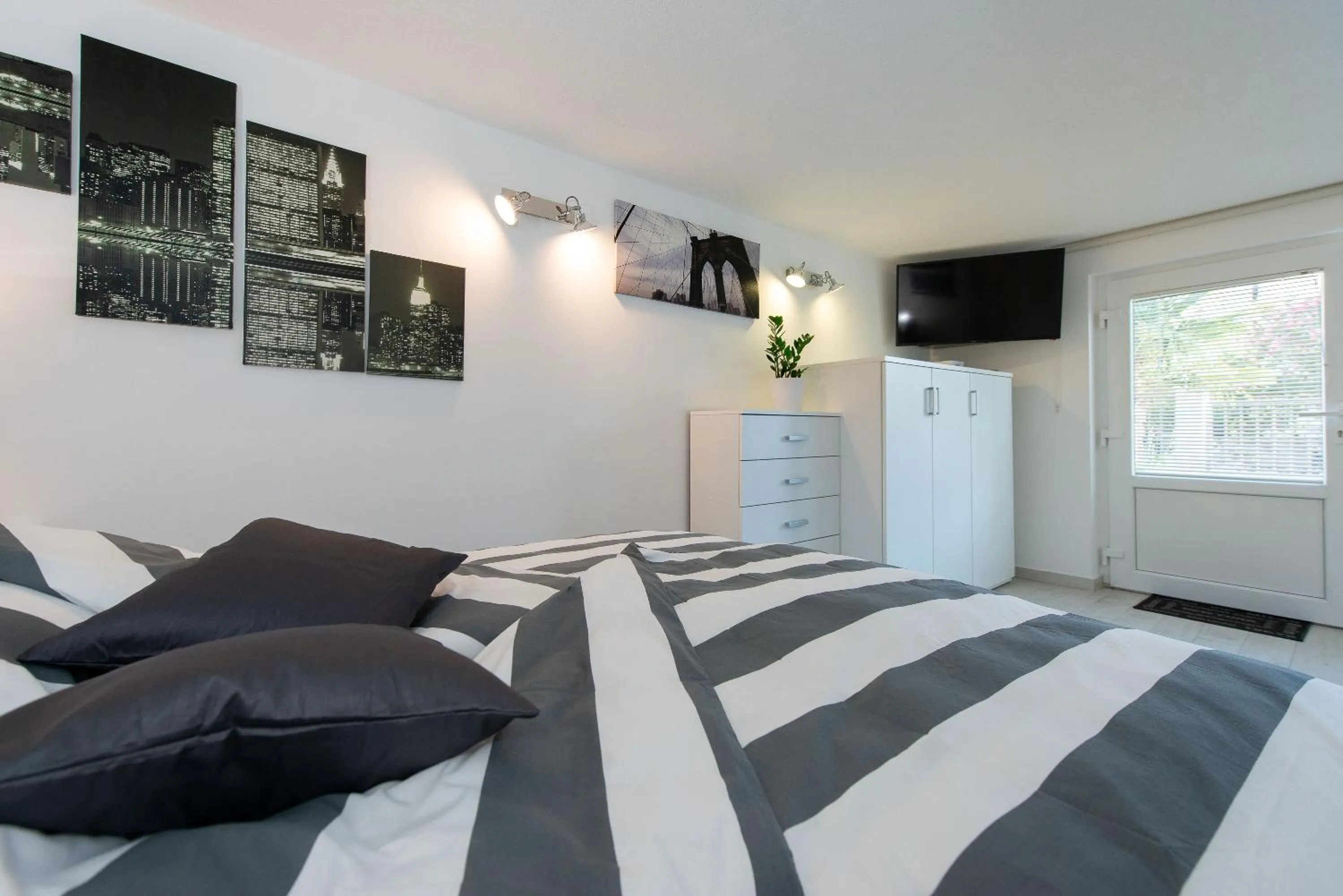 Bedroom, Bed in Studio City Garden