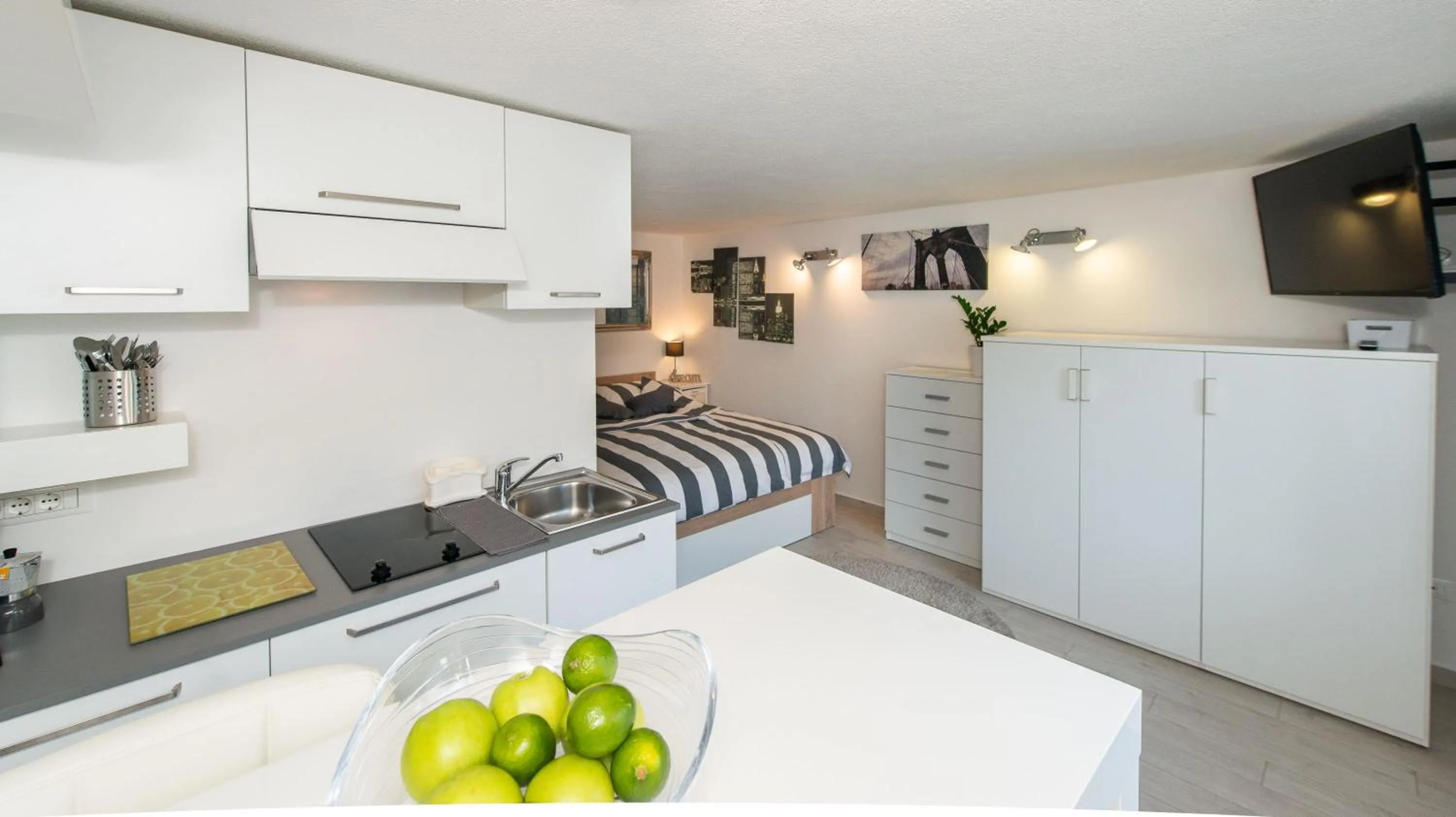 Kitchen or kitchenette in Studio City Garden
