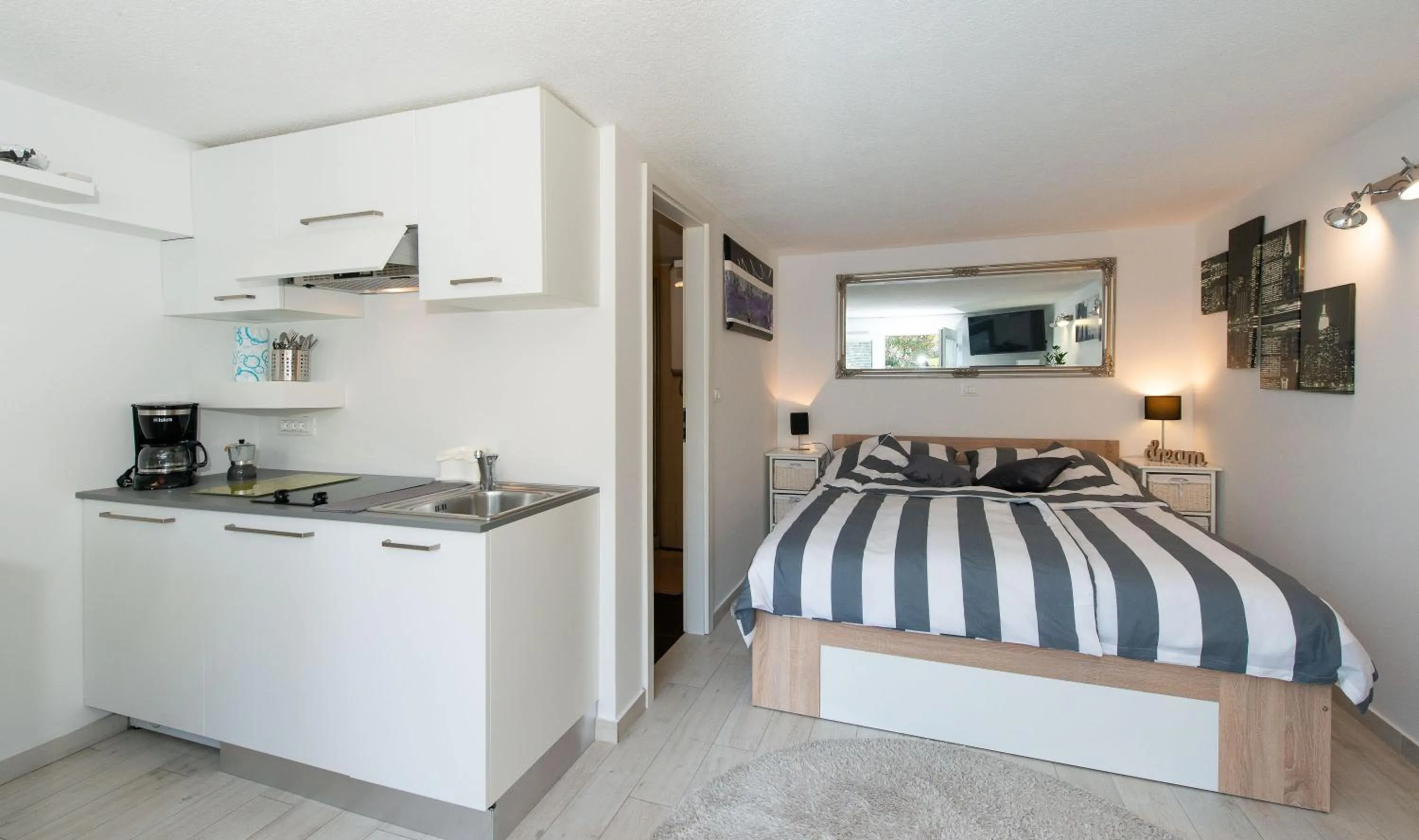 Photo of the whole room, Bed in Studio City Garden