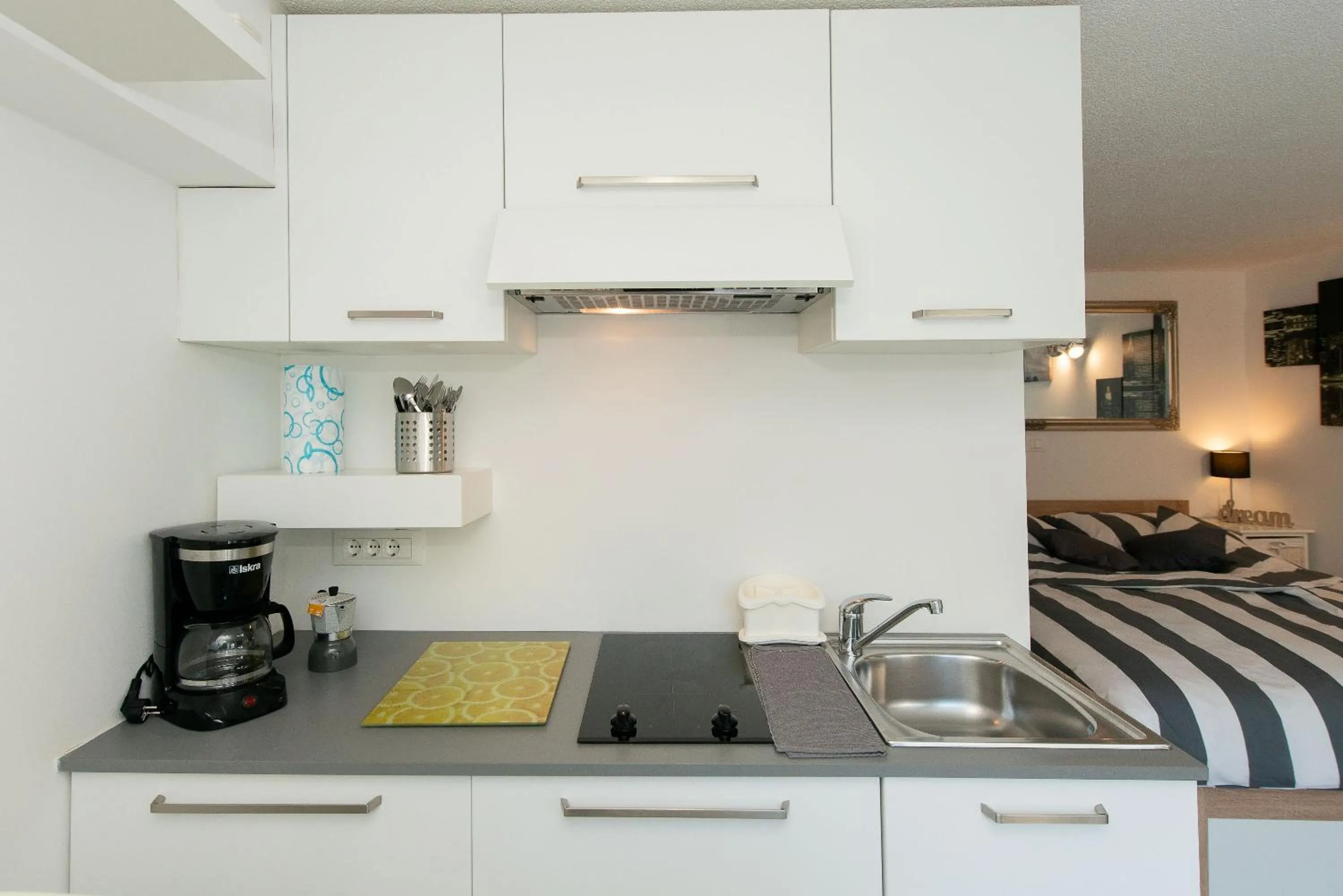 Kitchen or kitchenette, Bed in Studio City Garden