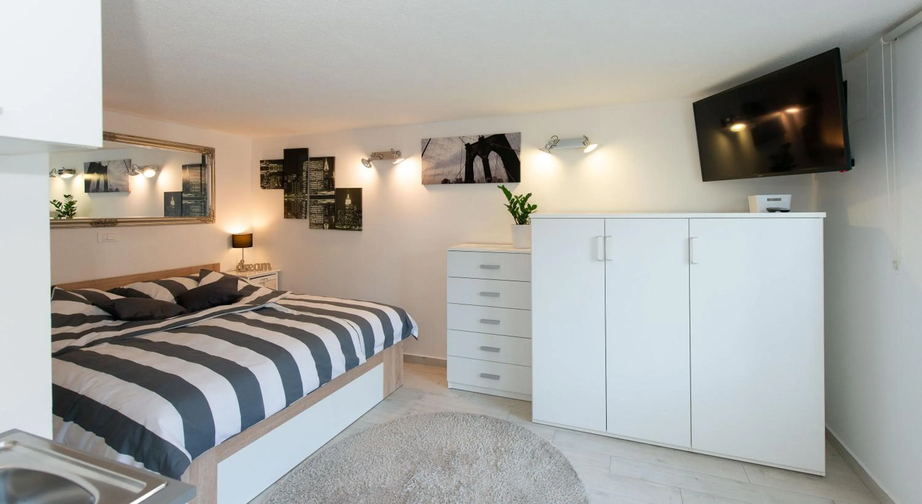 Bed in Studio City Garden