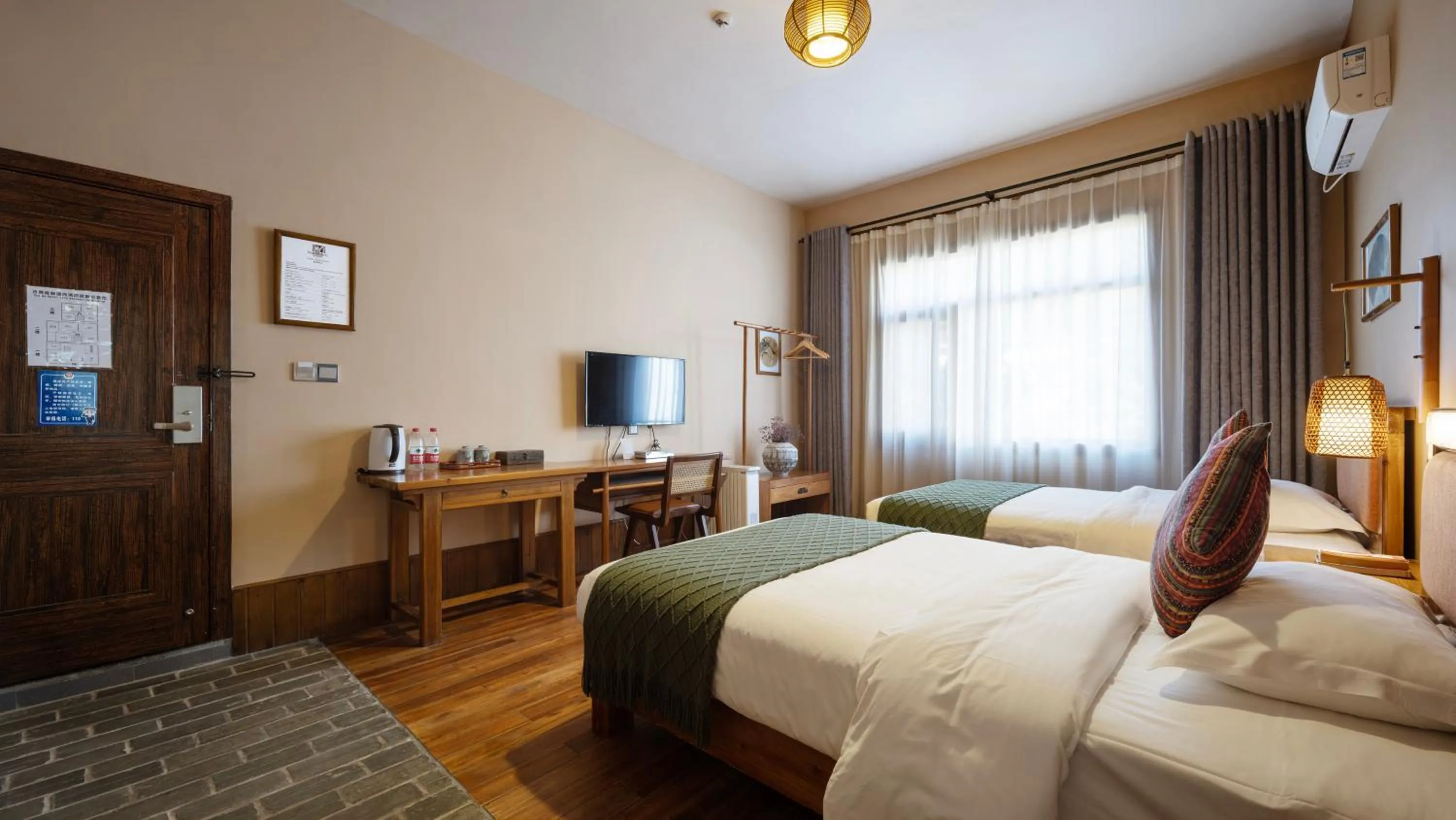 TV and multimedia, Bed in Moondance Boutique Resort