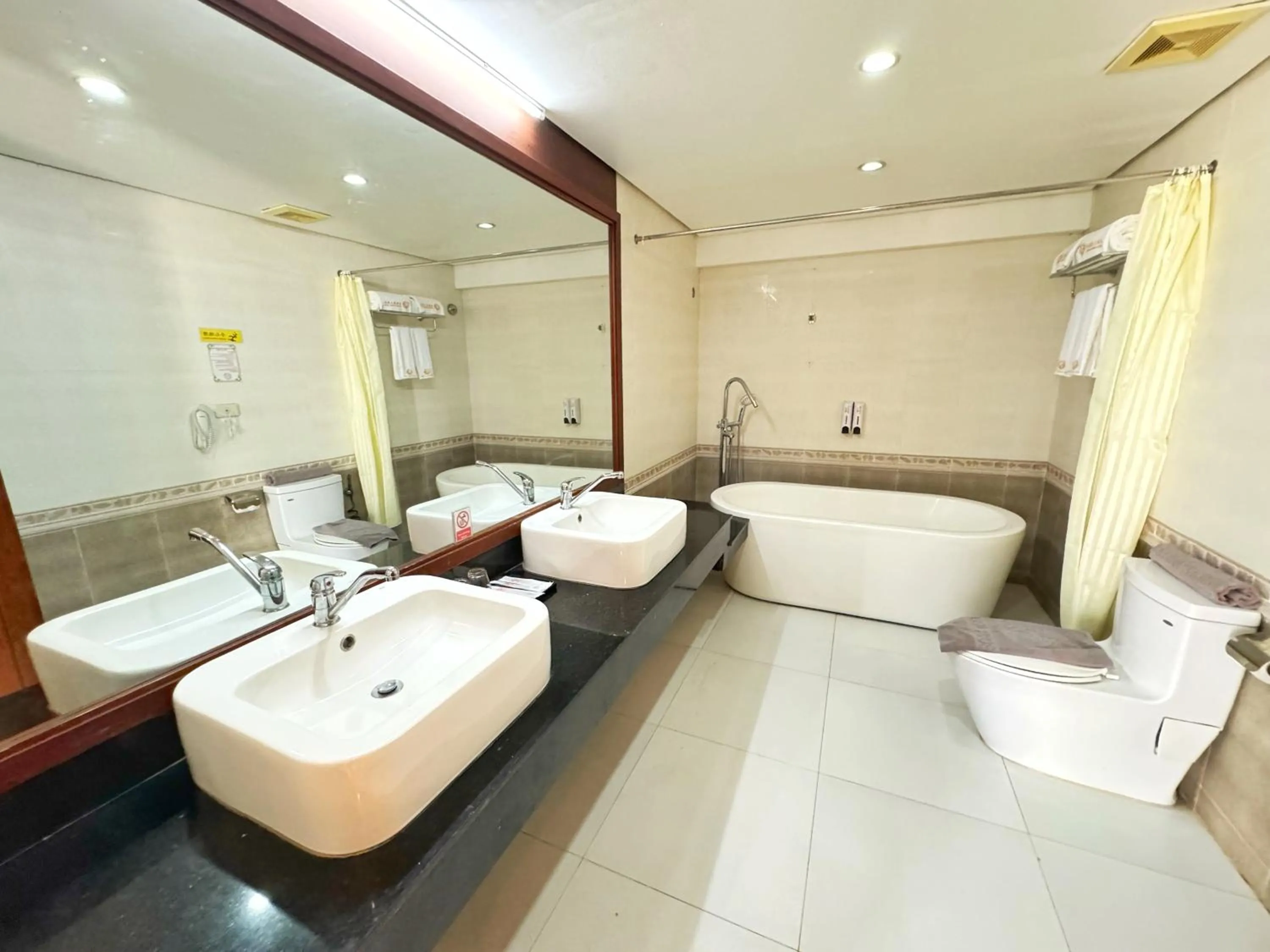 Toilet in Golden Phoenix Hotel Boracay