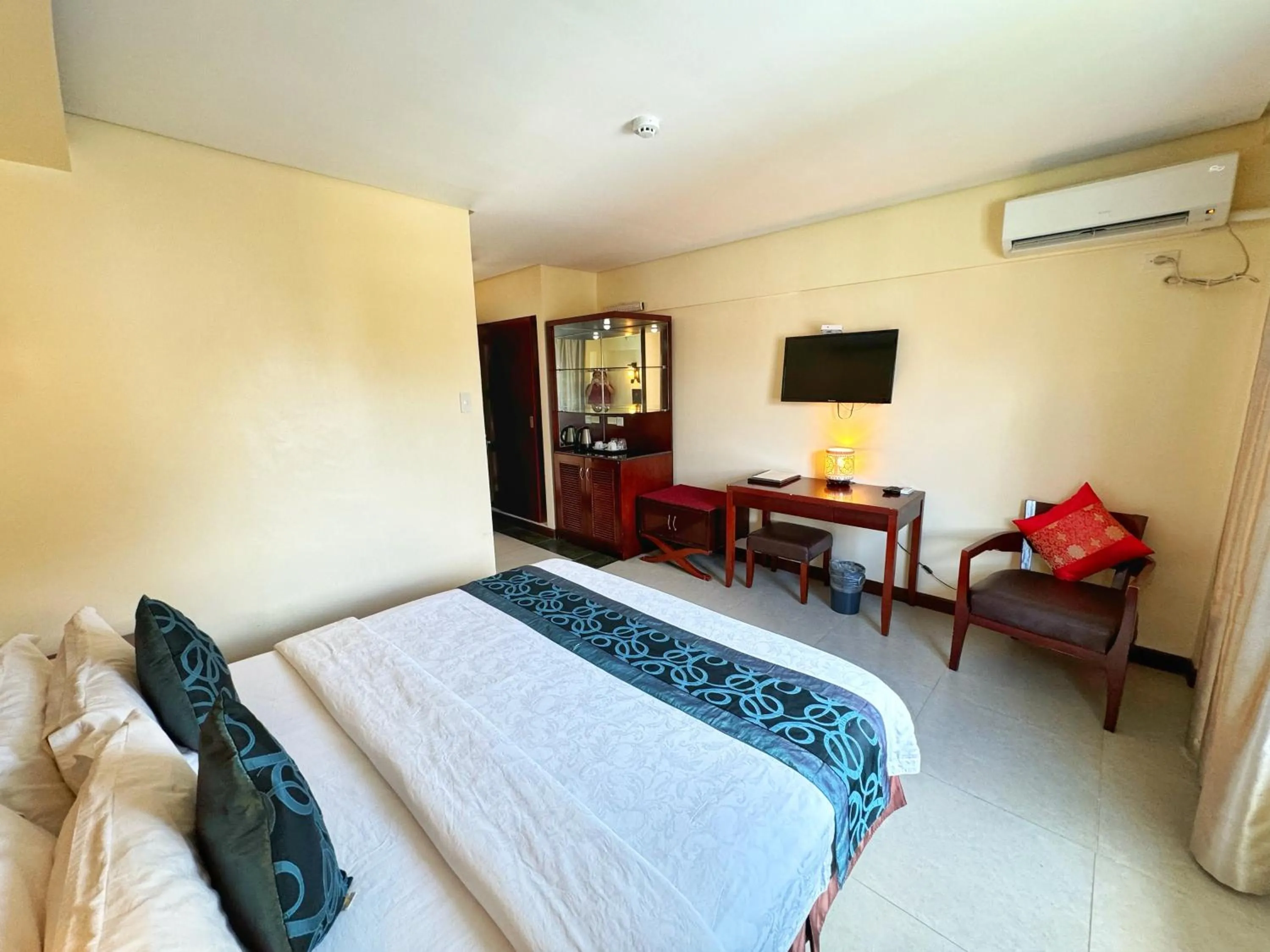 Bed in Golden Phoenix Hotel Boracay