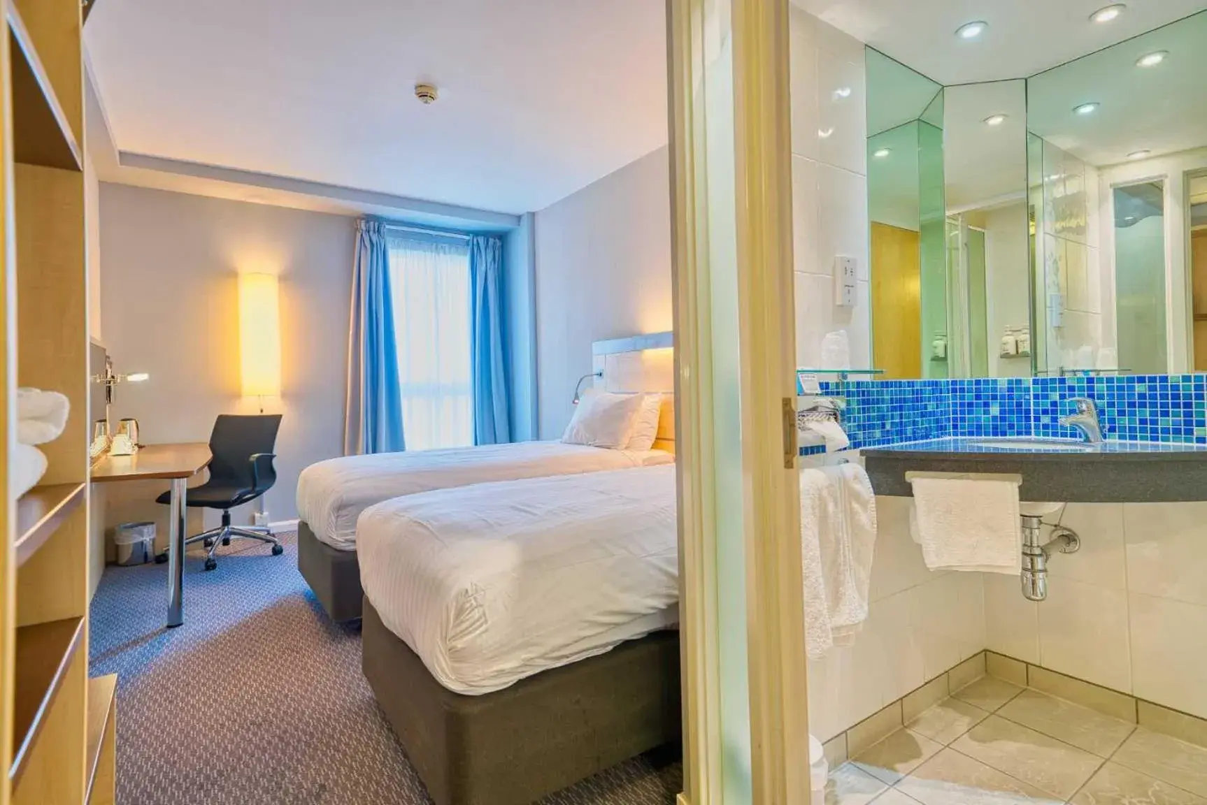 Photo of the whole room, Bed in Holiday Inn Express Hull City Centre by IHG Photo of the whole room, Bed in Holiday Inn Express Hull City Centre by IHG