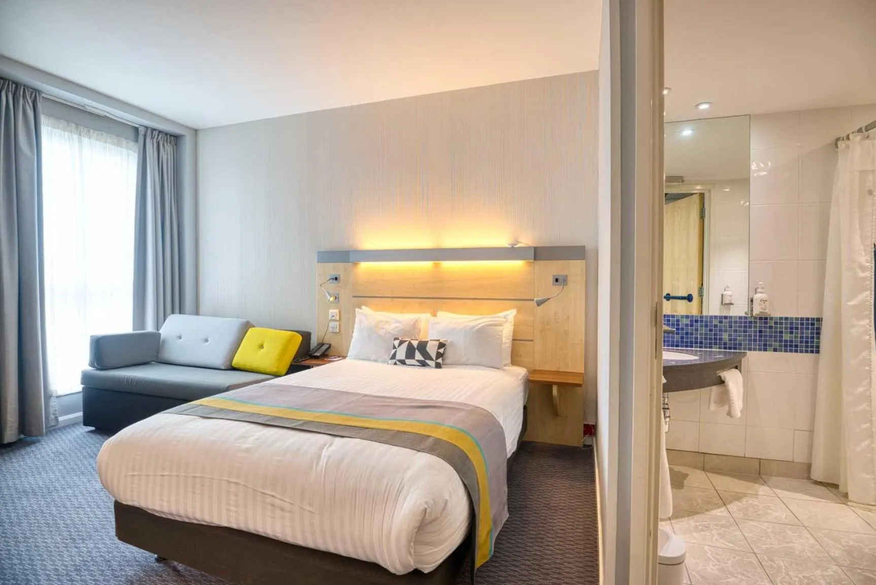 Photo of the whole room, Bed in Holiday Inn Express Hull City Centre by IHG