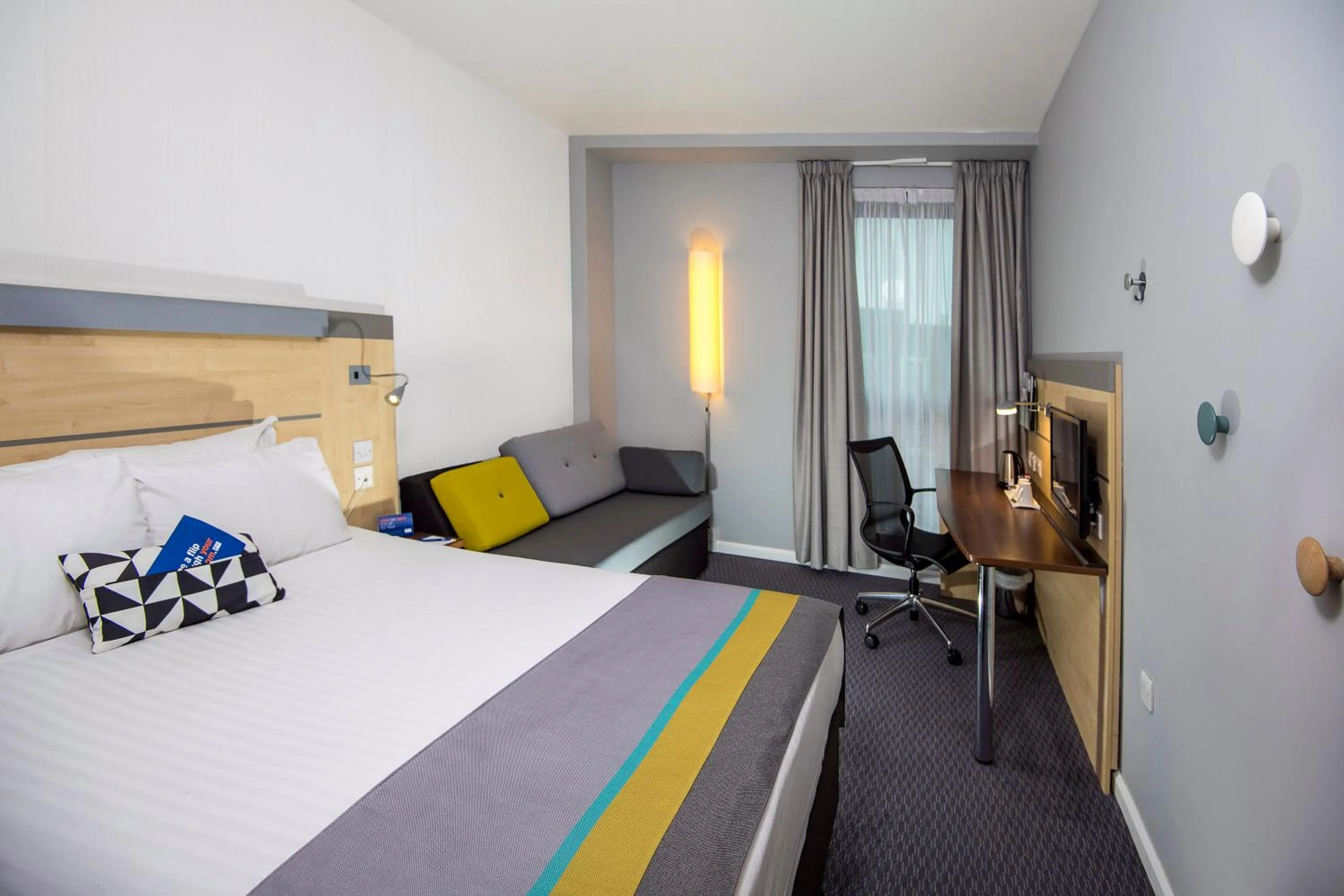 Property building, Bed in Holiday Inn Express Hull City Centre by IHG