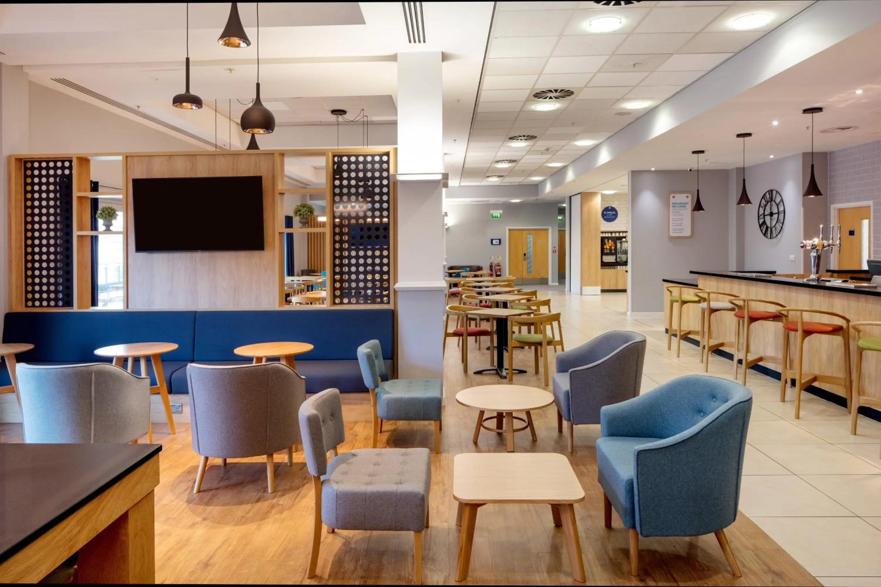 Lounge or bar in Holiday Inn Express Hull City Centre by IHG