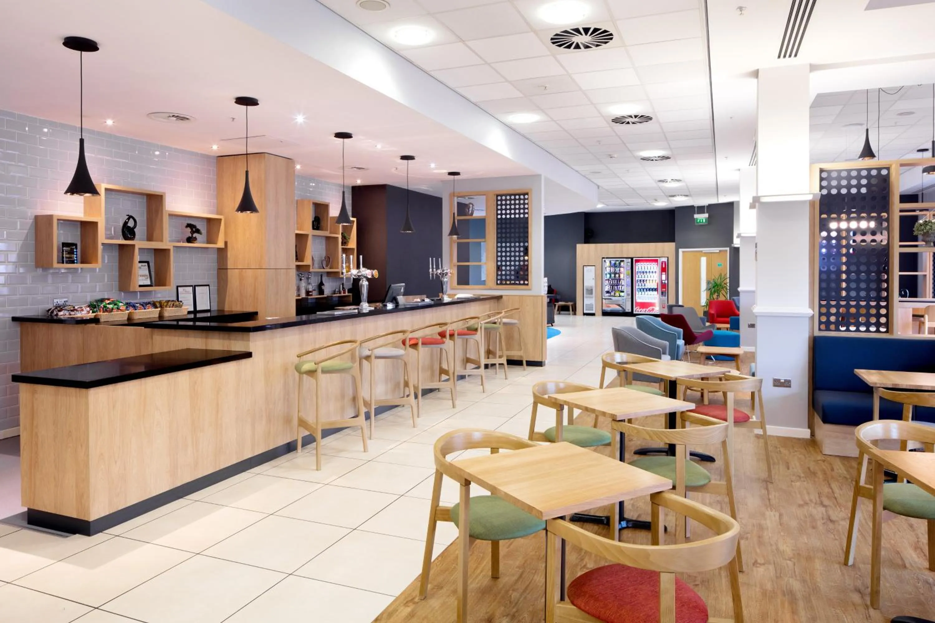 Lounge or bar in Holiday Inn Express Hull City Centre by IHG