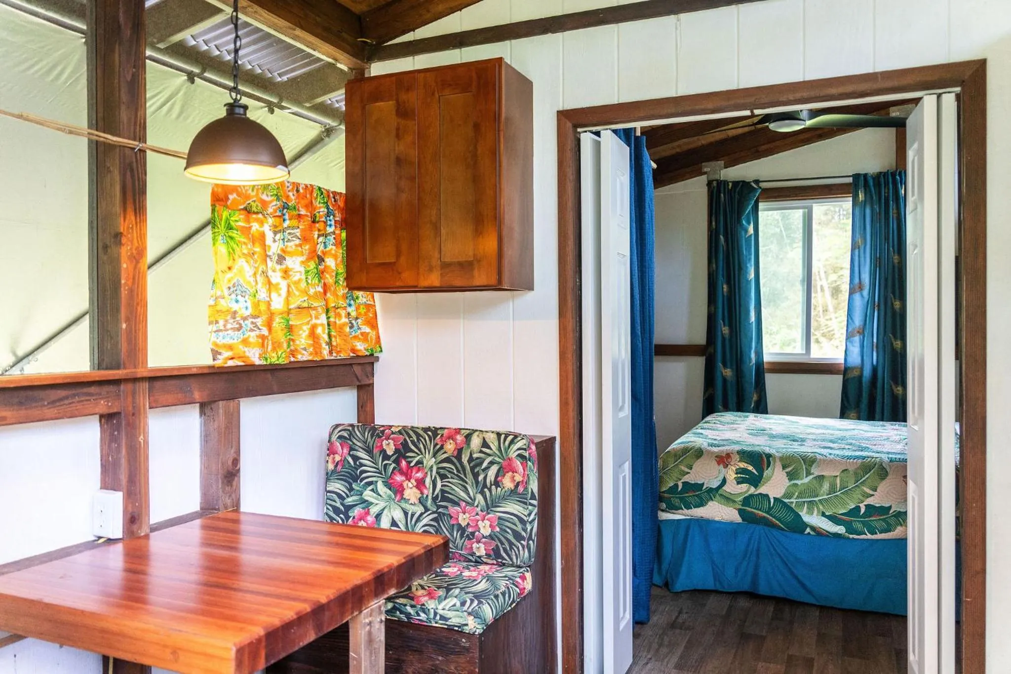 Dining area, Bed in Hawaiian Sanctuary Eco Retreat Center