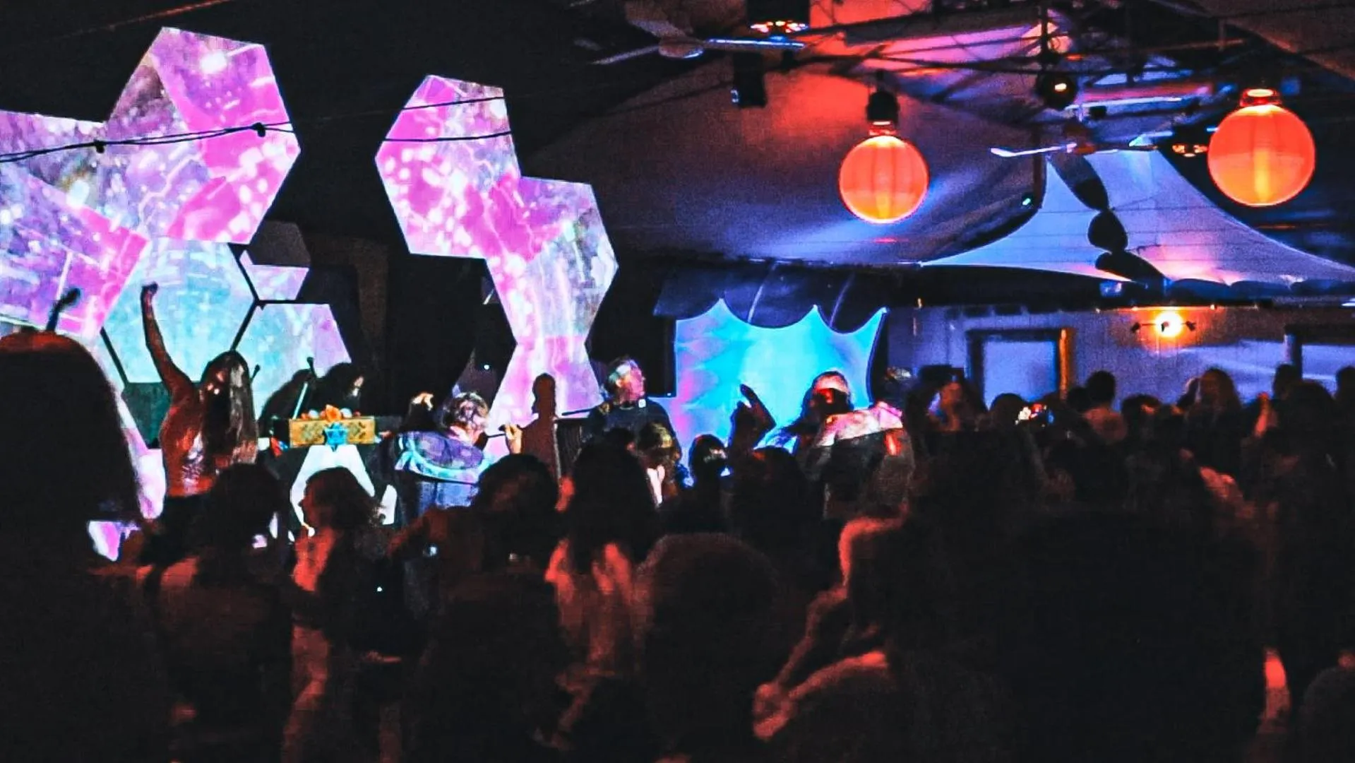 Nightclub / DJ in Hawaiian Sanctuary Eco Retreat Center