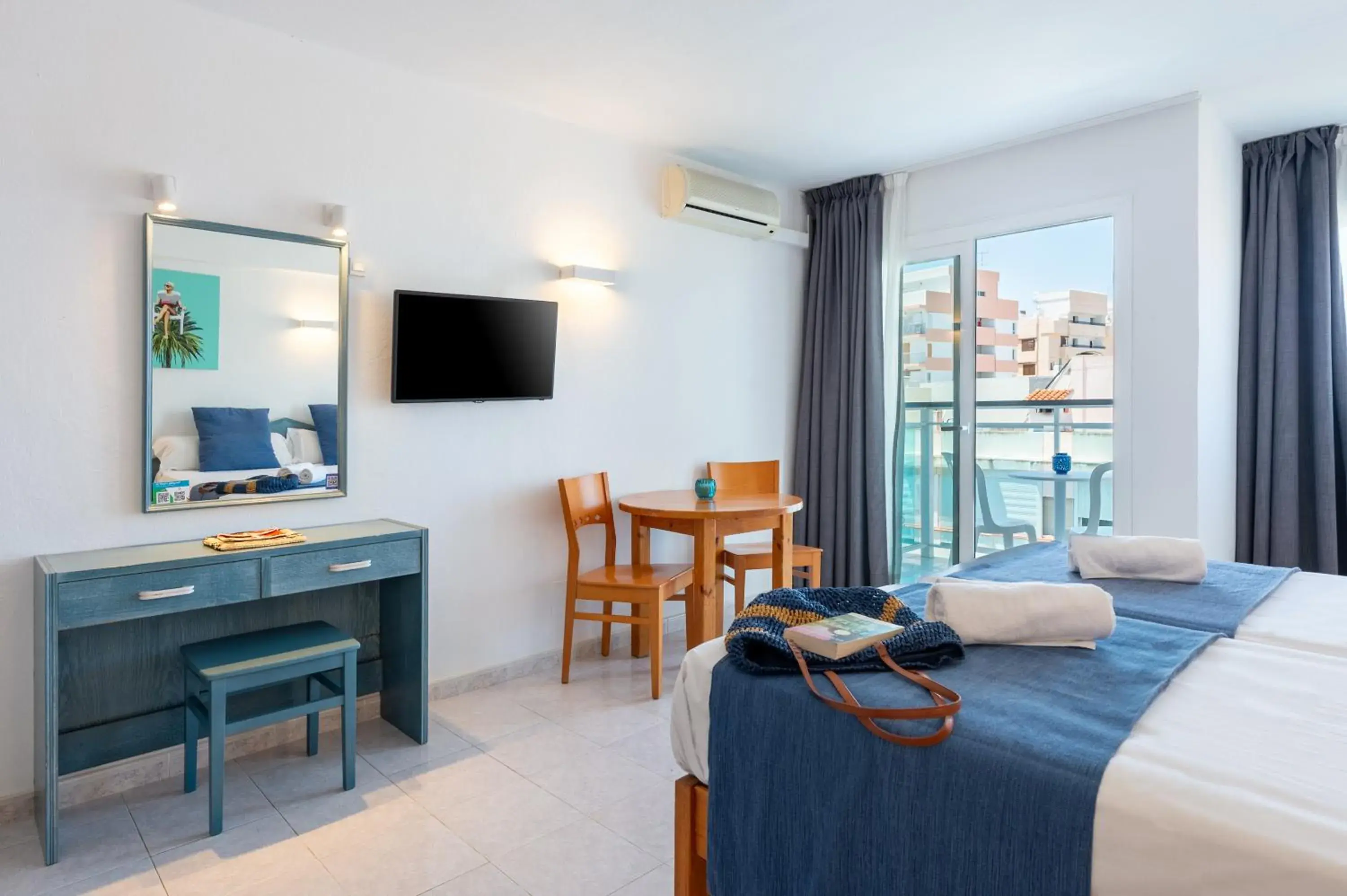 Bedroom, Bed in Hotel Apartamentos Vibra Central City - Adults only Bedroom, Bed in Hotel Apartamentos Vibra Central City - Adults only