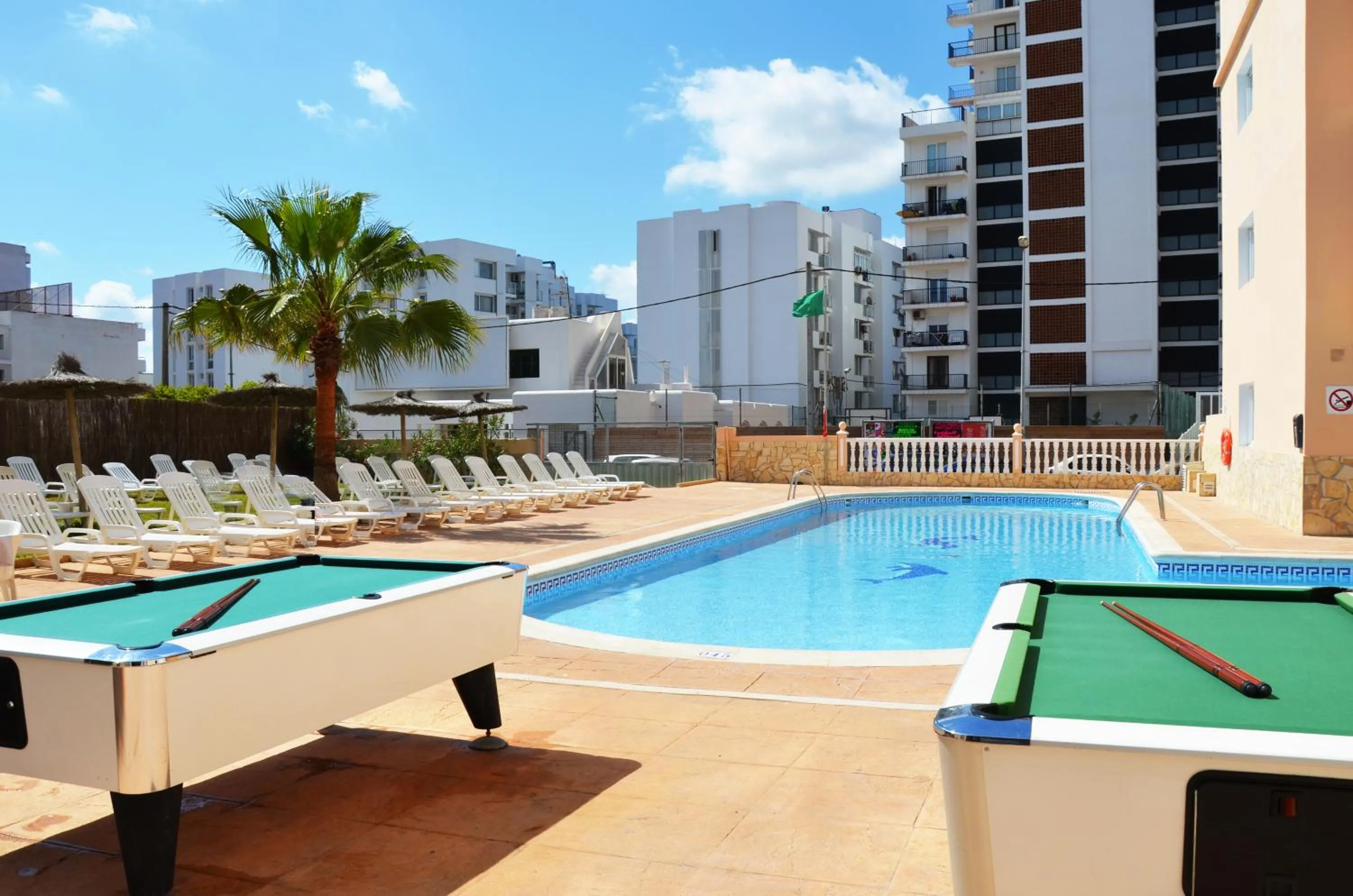 Billiard in Hotel Apartamentos Vibra Central City - Adults only