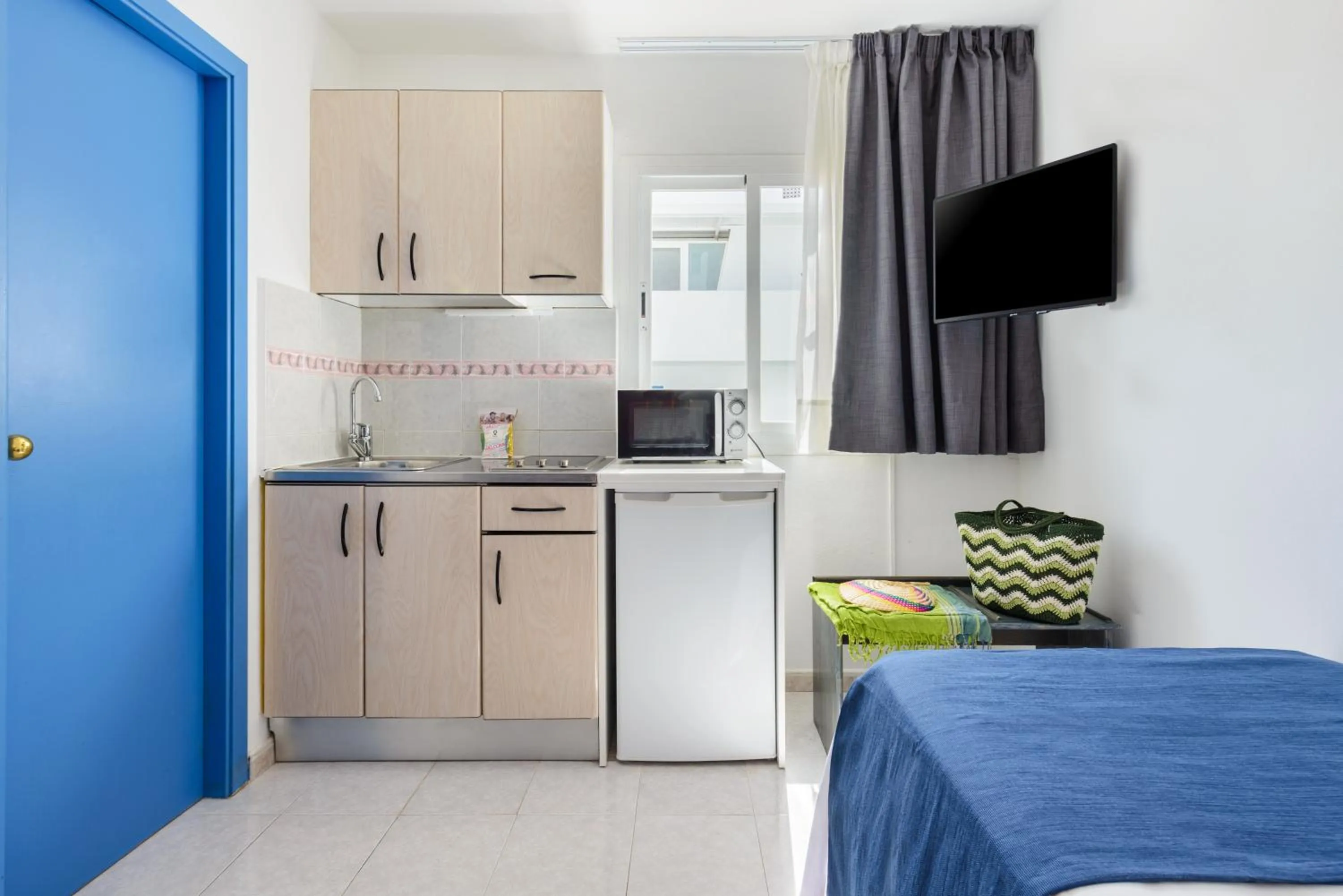 Kitchen or kitchenette, Bed in Hotel Apartamentos Vibra Central City - Adults only