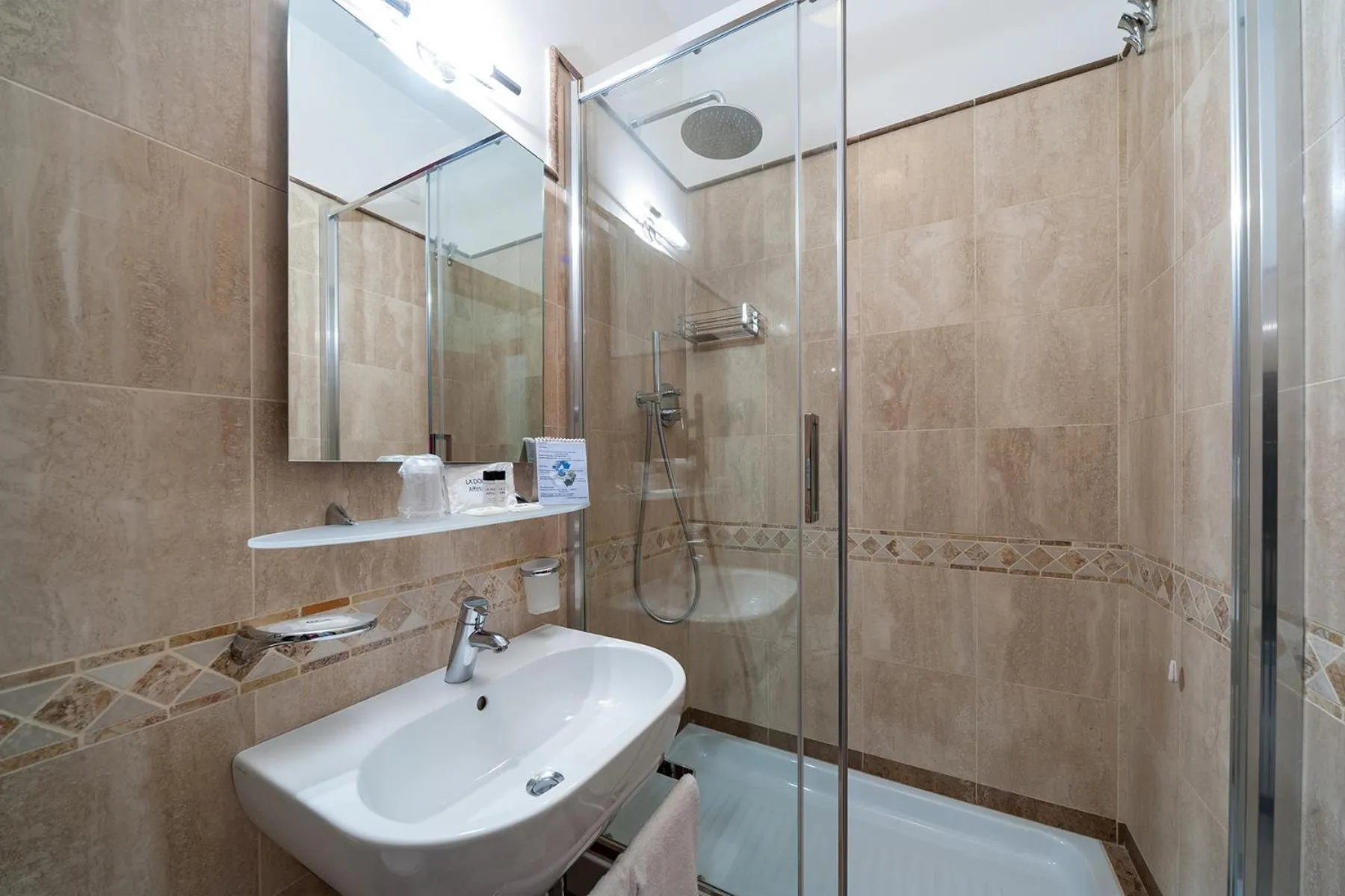 Shower in La Dolce Vita Barberini