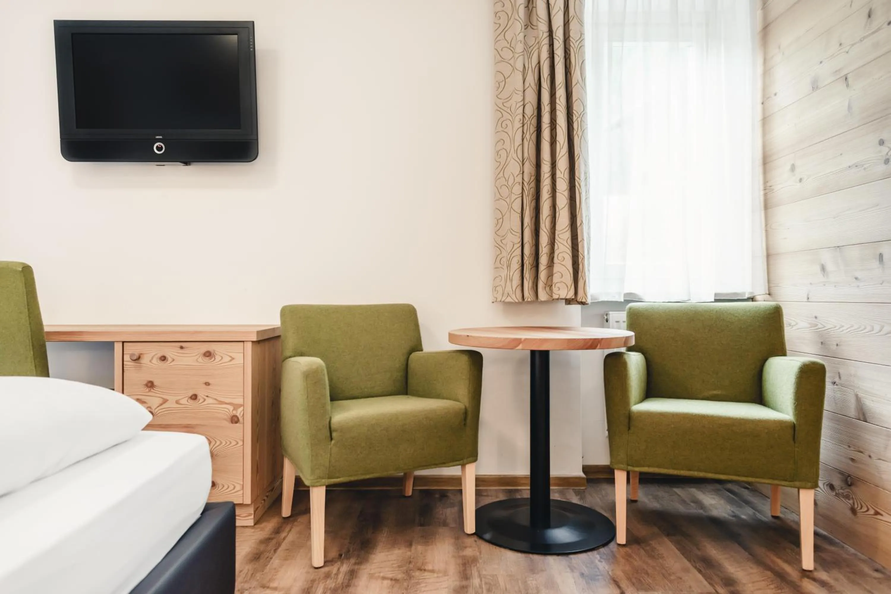 Communal lounge/ TV room in Kristiania Small Dolomites Hotel