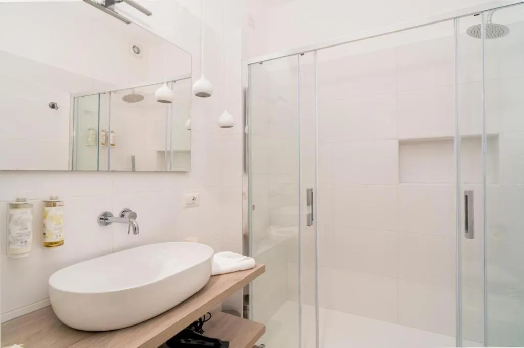 Shower in Smy Civico Zero