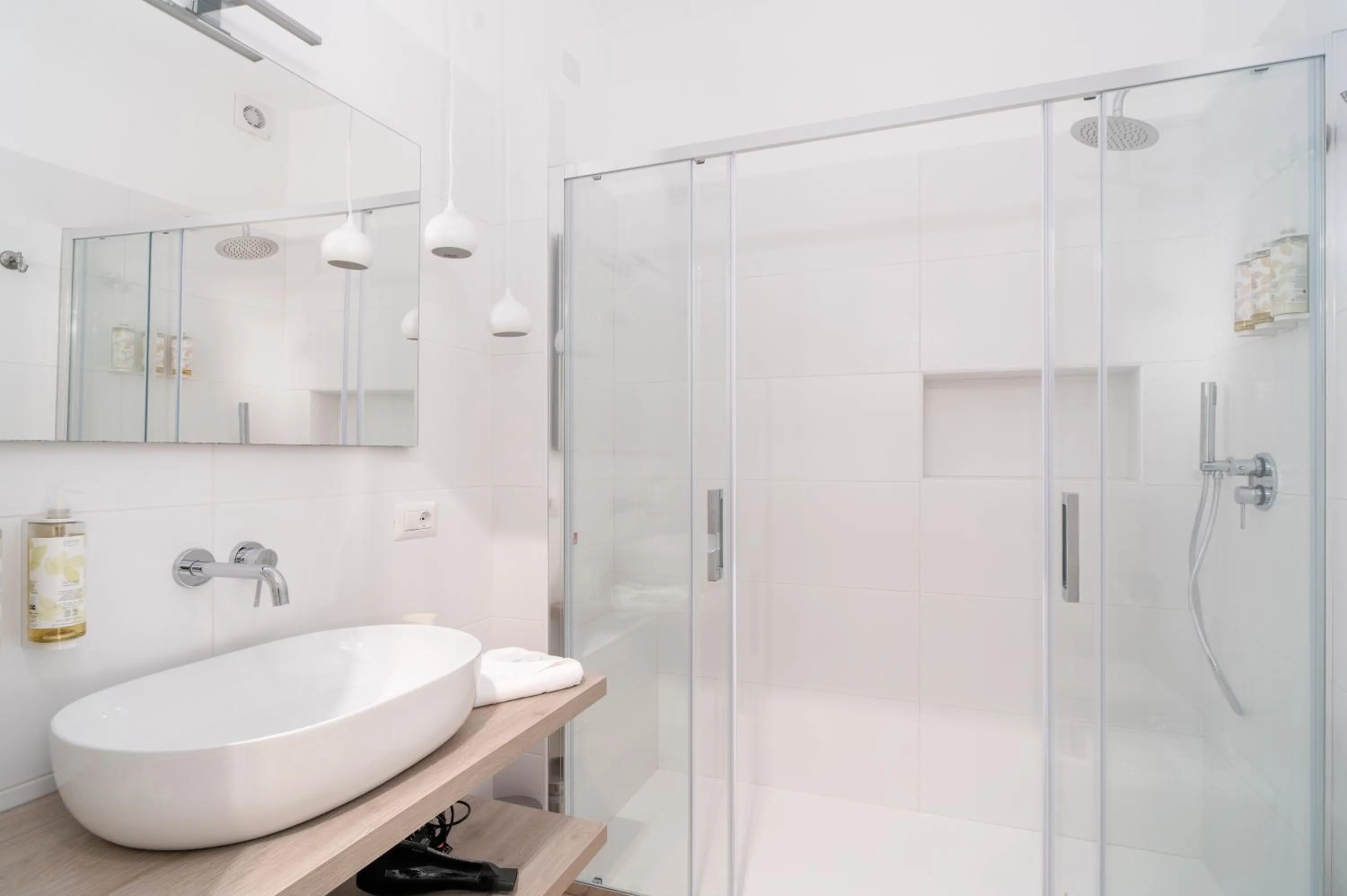 Shower in Smy Civico Zero