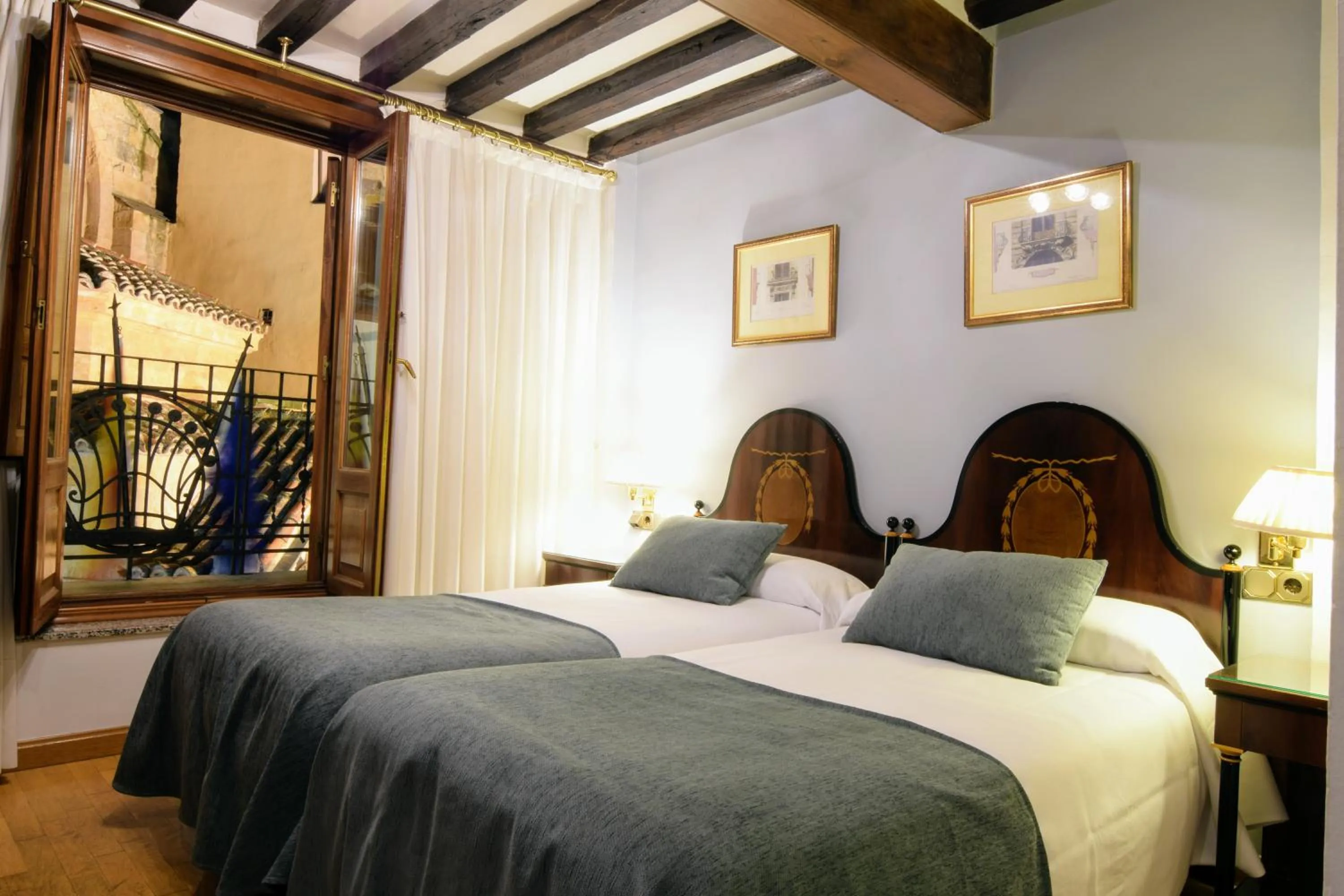 Photo of the whole room, Bed in Hospedium Plaza Mayor Salamanca