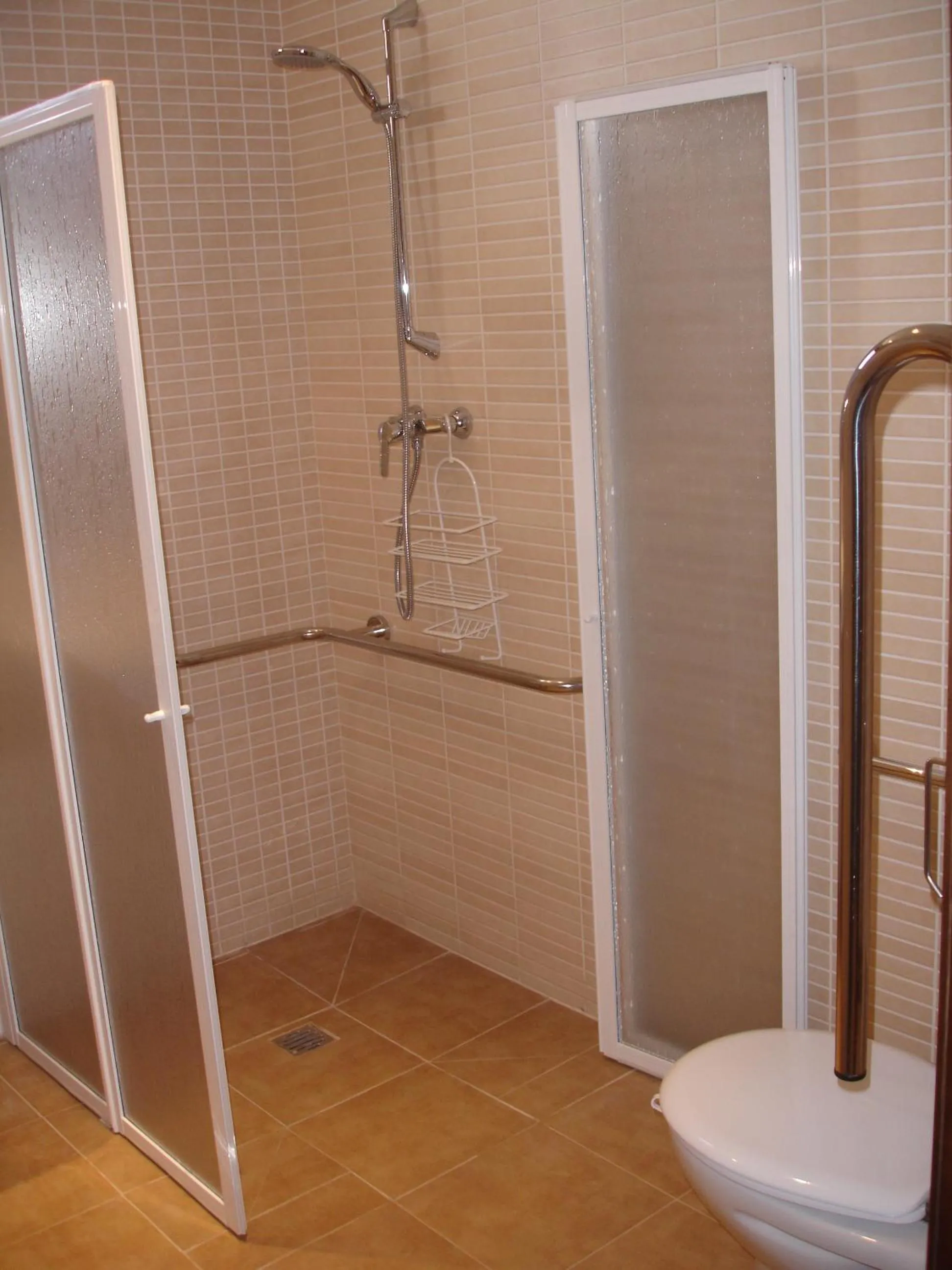 Shower in Hotel Rural Arroyo la Plata by Bossh Hotels