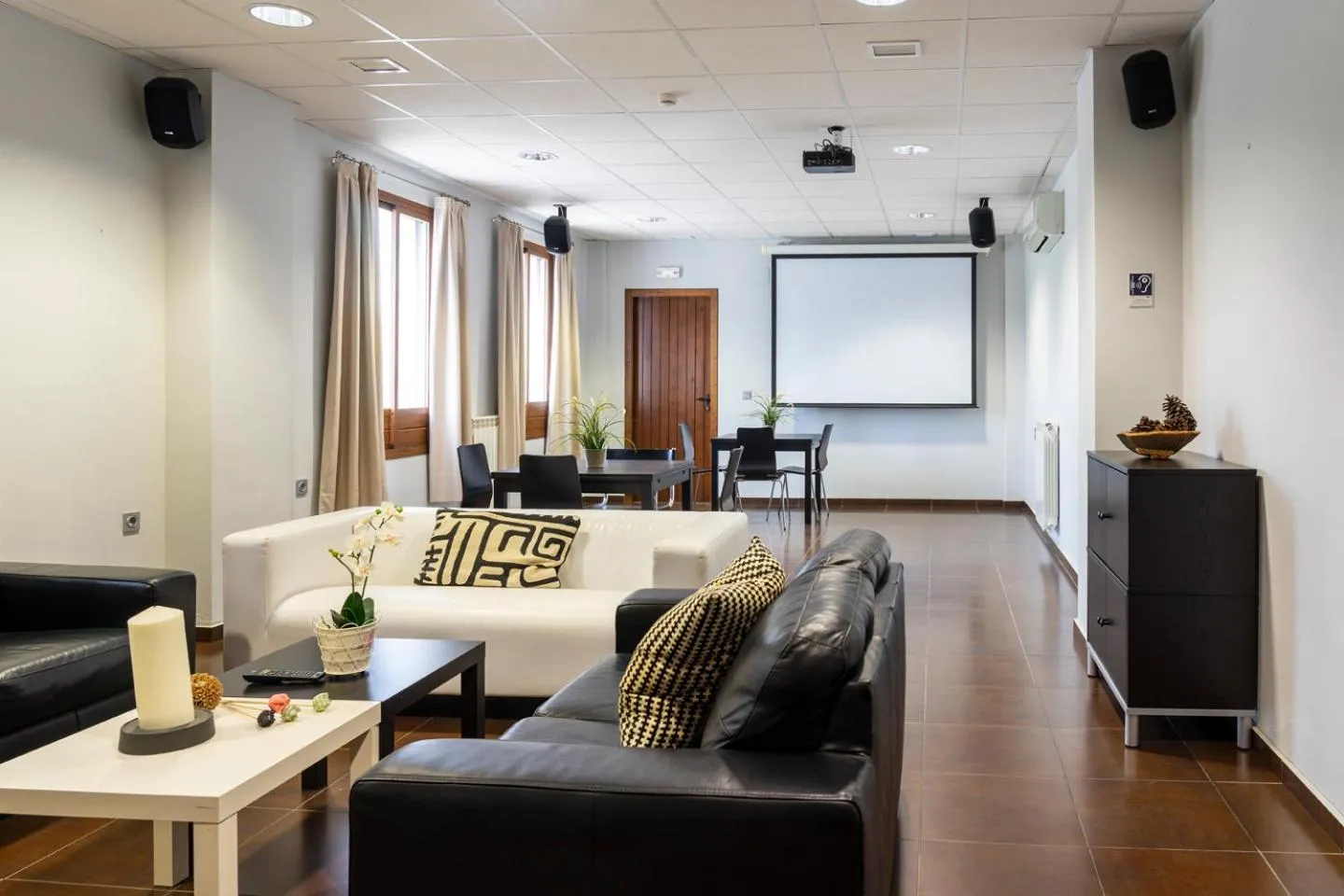TV and multimedia in Hotel Rural Arroyo la Plata by Bossh Hotels